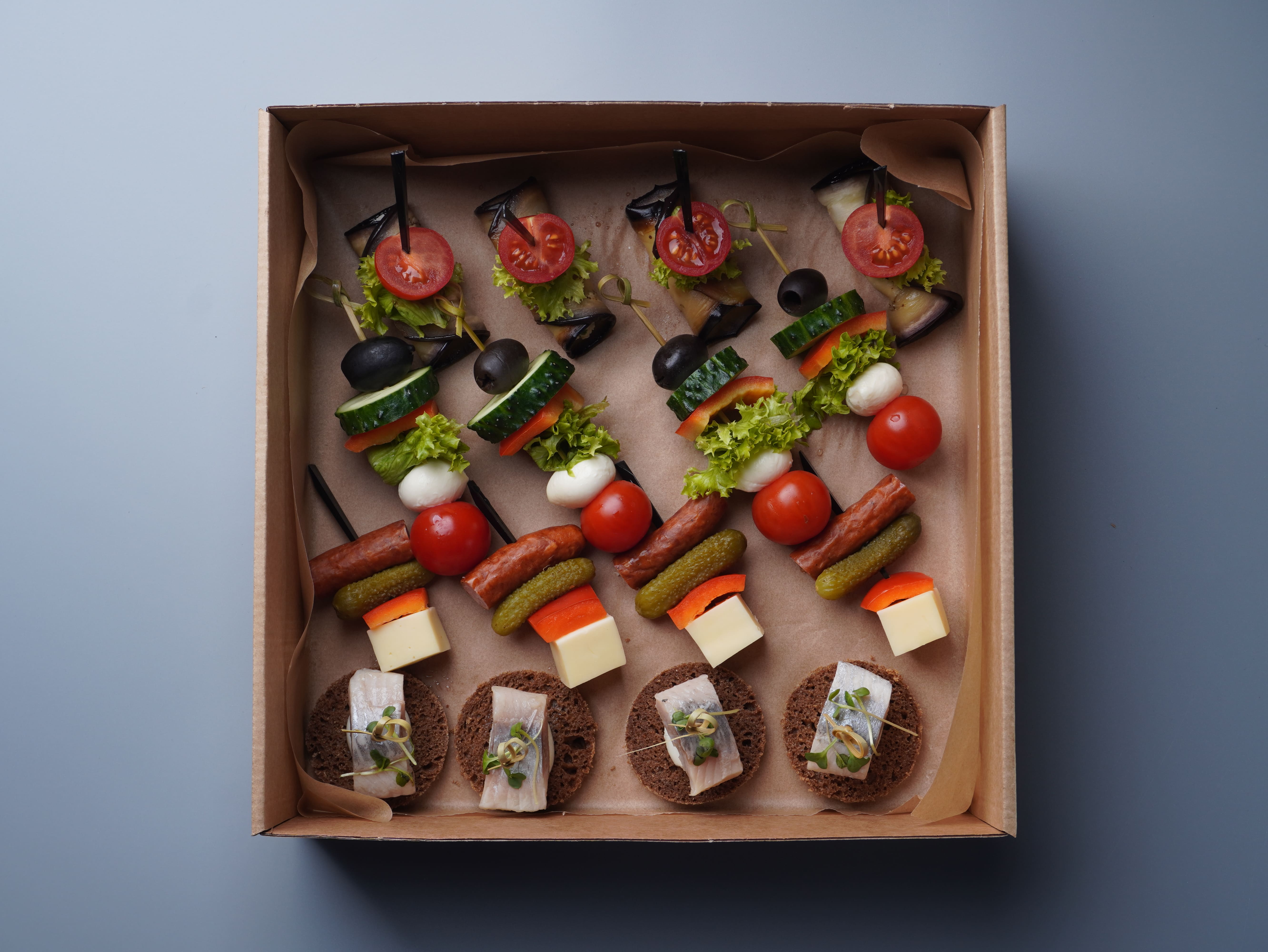 Бокс закусок Classic Party (16 штук - 520 грам)