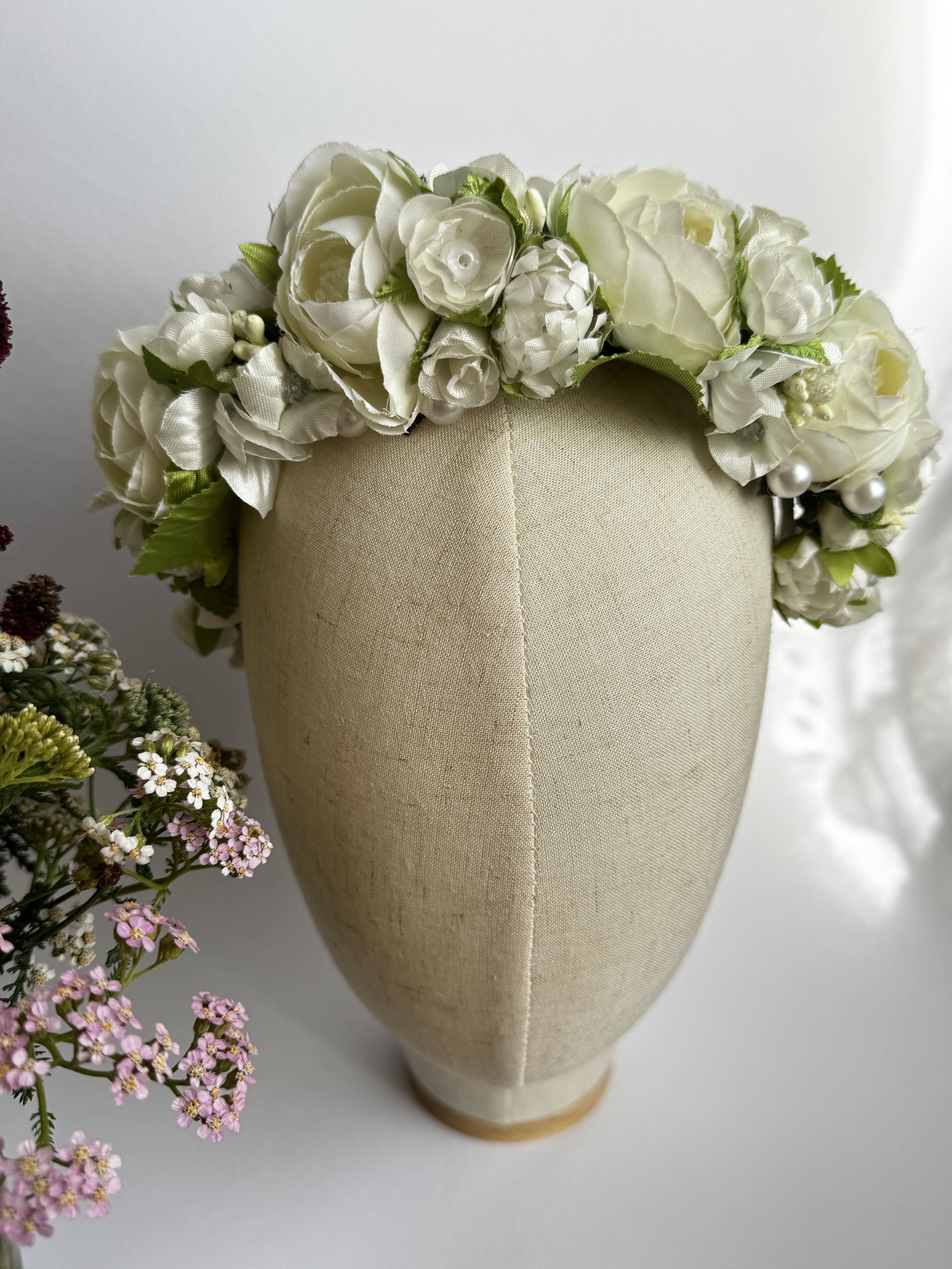 Віночок з білої півонії