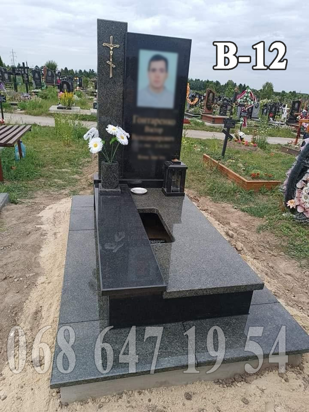Пам'ятник В-12 із зеленого граніту в європейському стилі