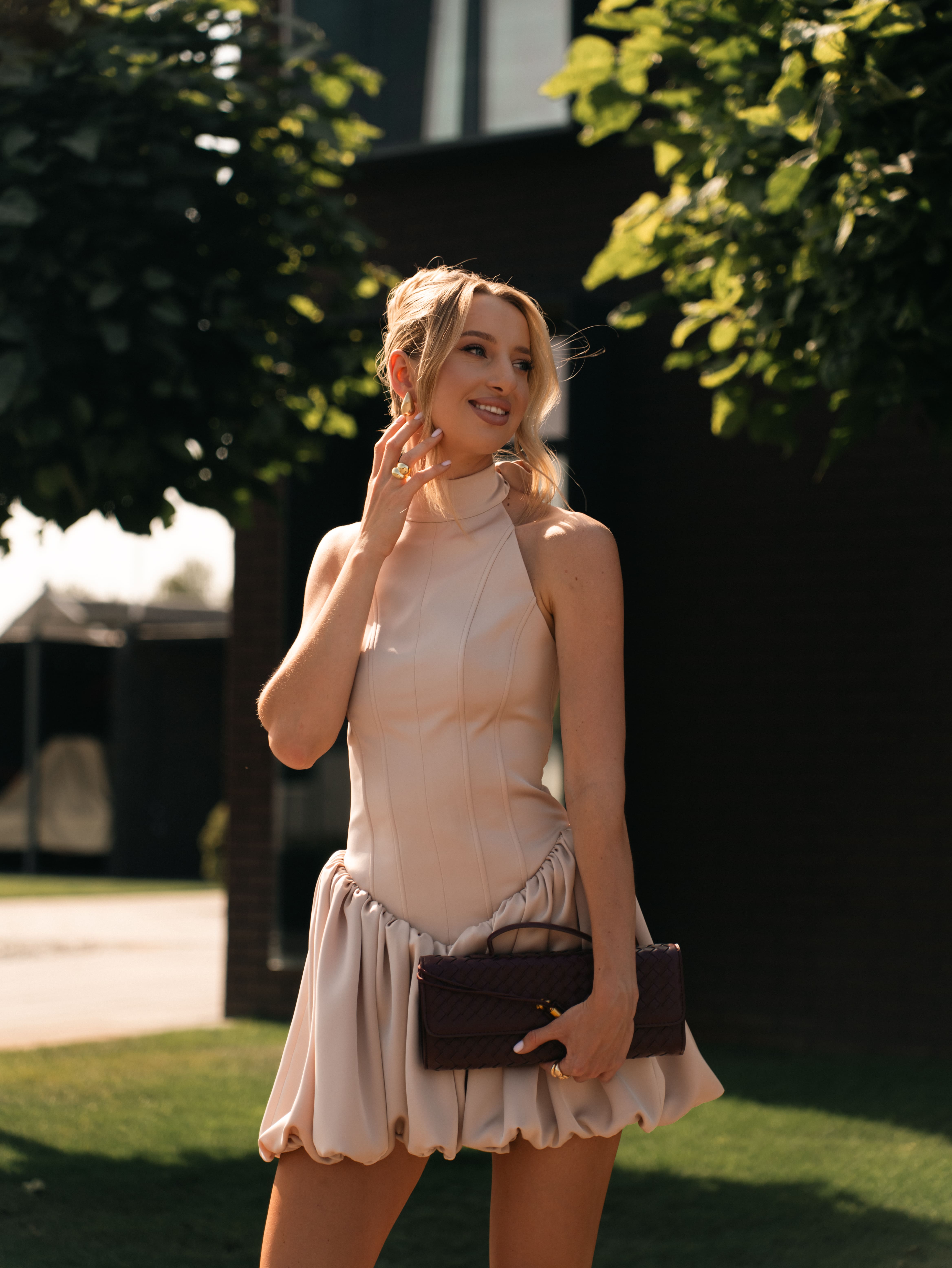 Сукня з акцентом на бедрах