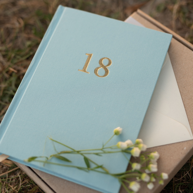 Книга-нотатник "Твої 18" / Небесно-блакитний