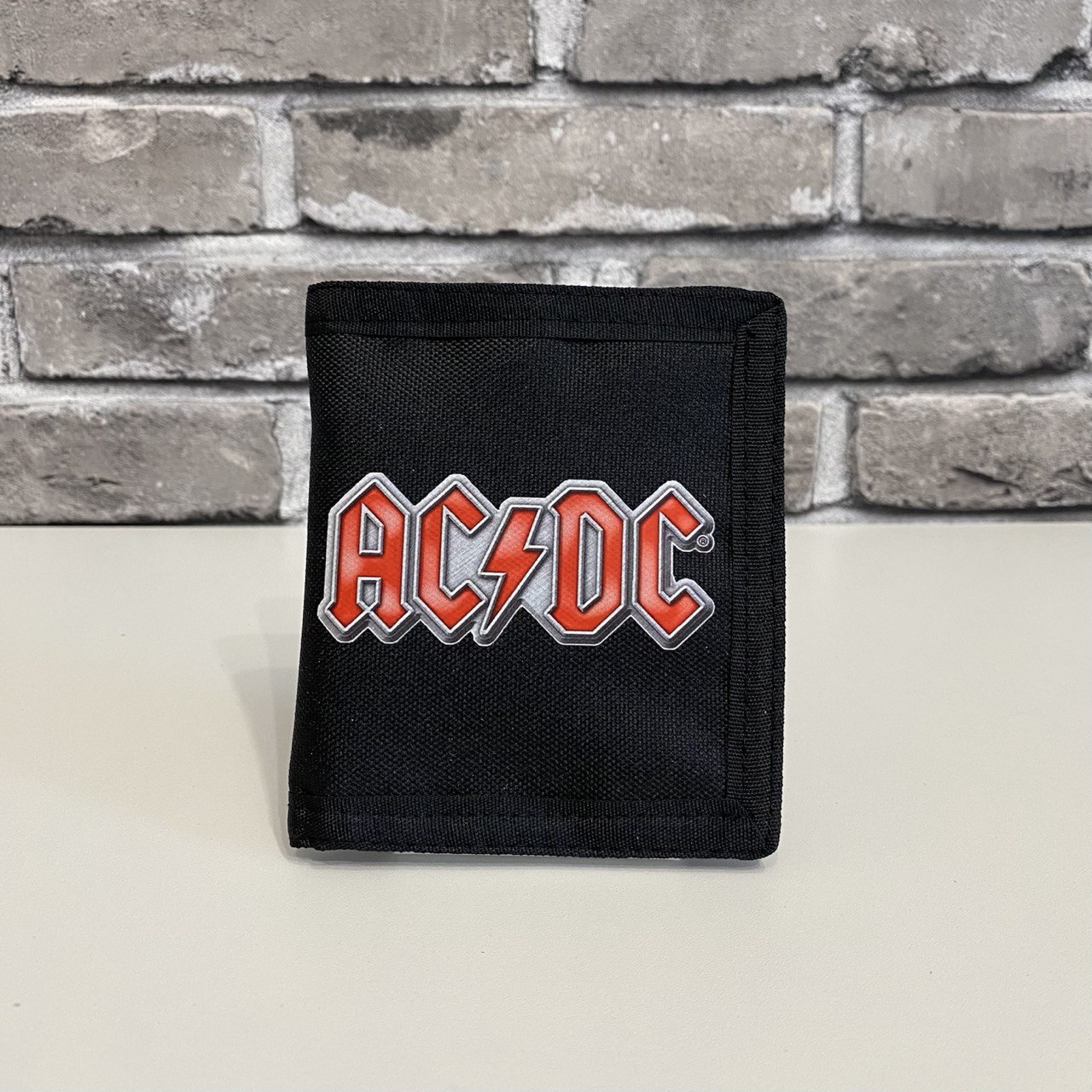 Гаманець з принтом AC/DC – стильний аксесуар для фанатів рок-музики