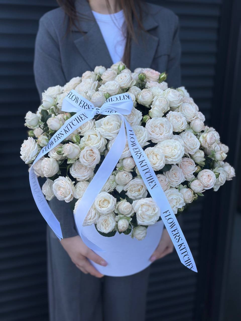 Бокс із кущових кремових троянд