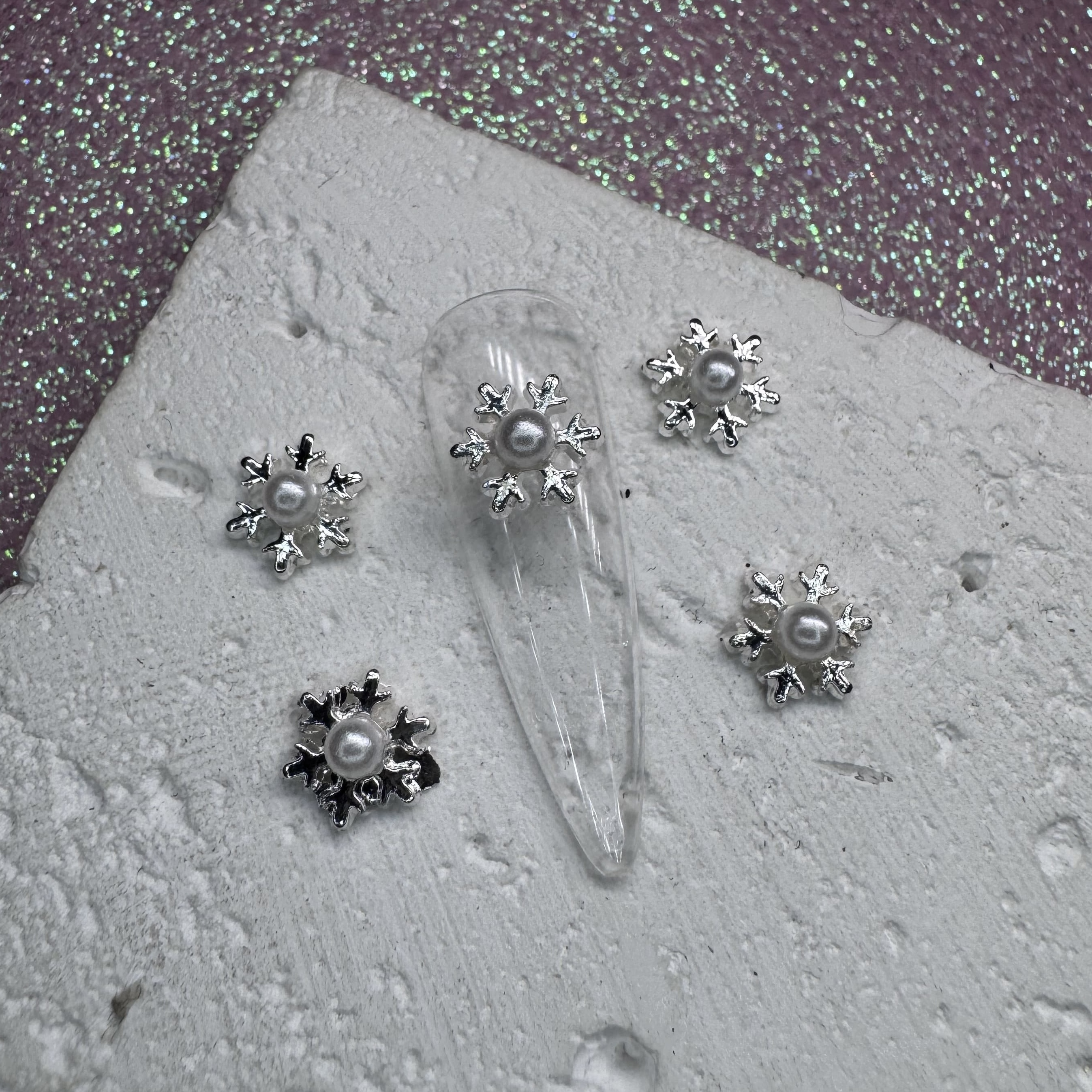 Фігурка для нігтів "Сніжинка з перлинкою"