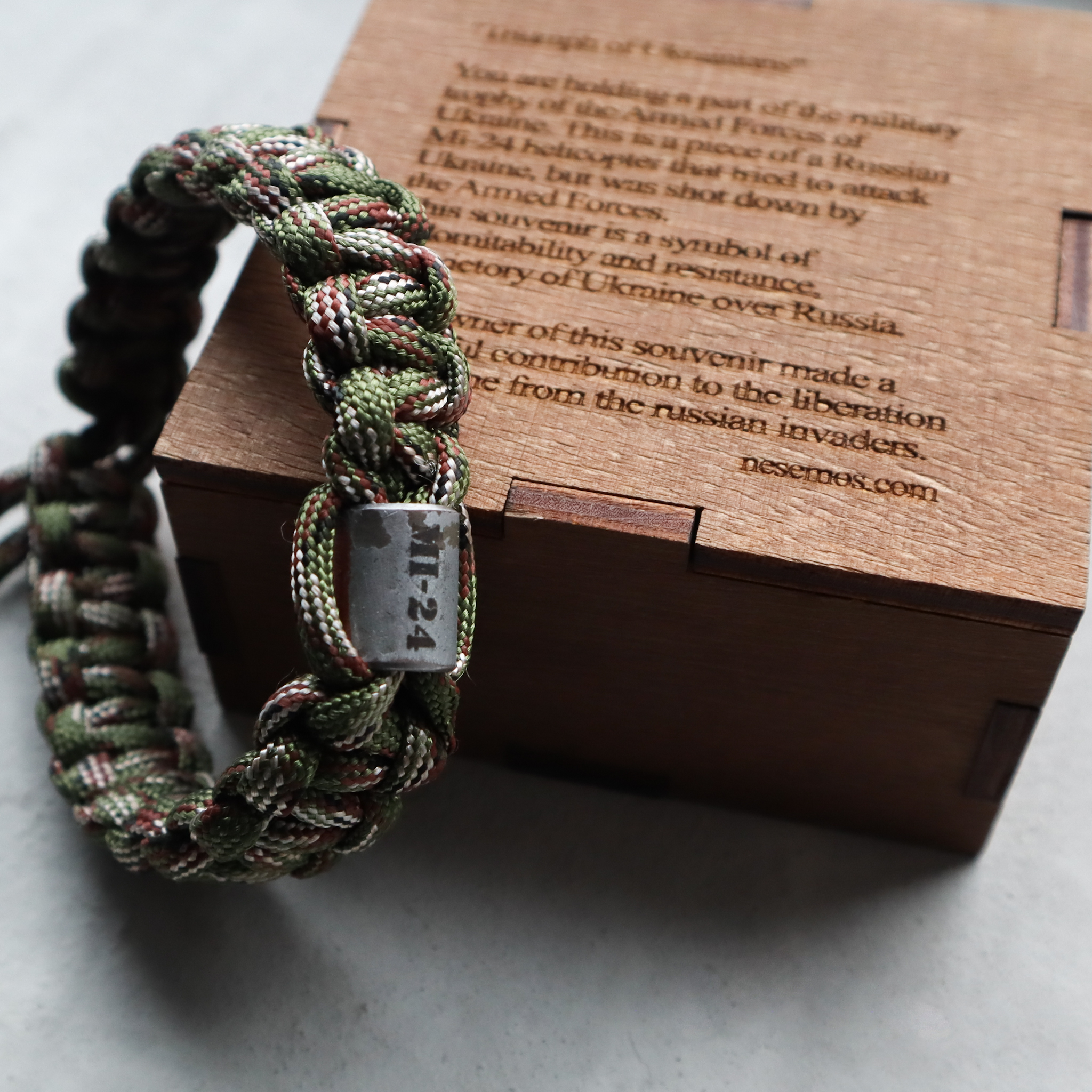 Paracord bracelet "Predator" with a detail of a captured Mi-24