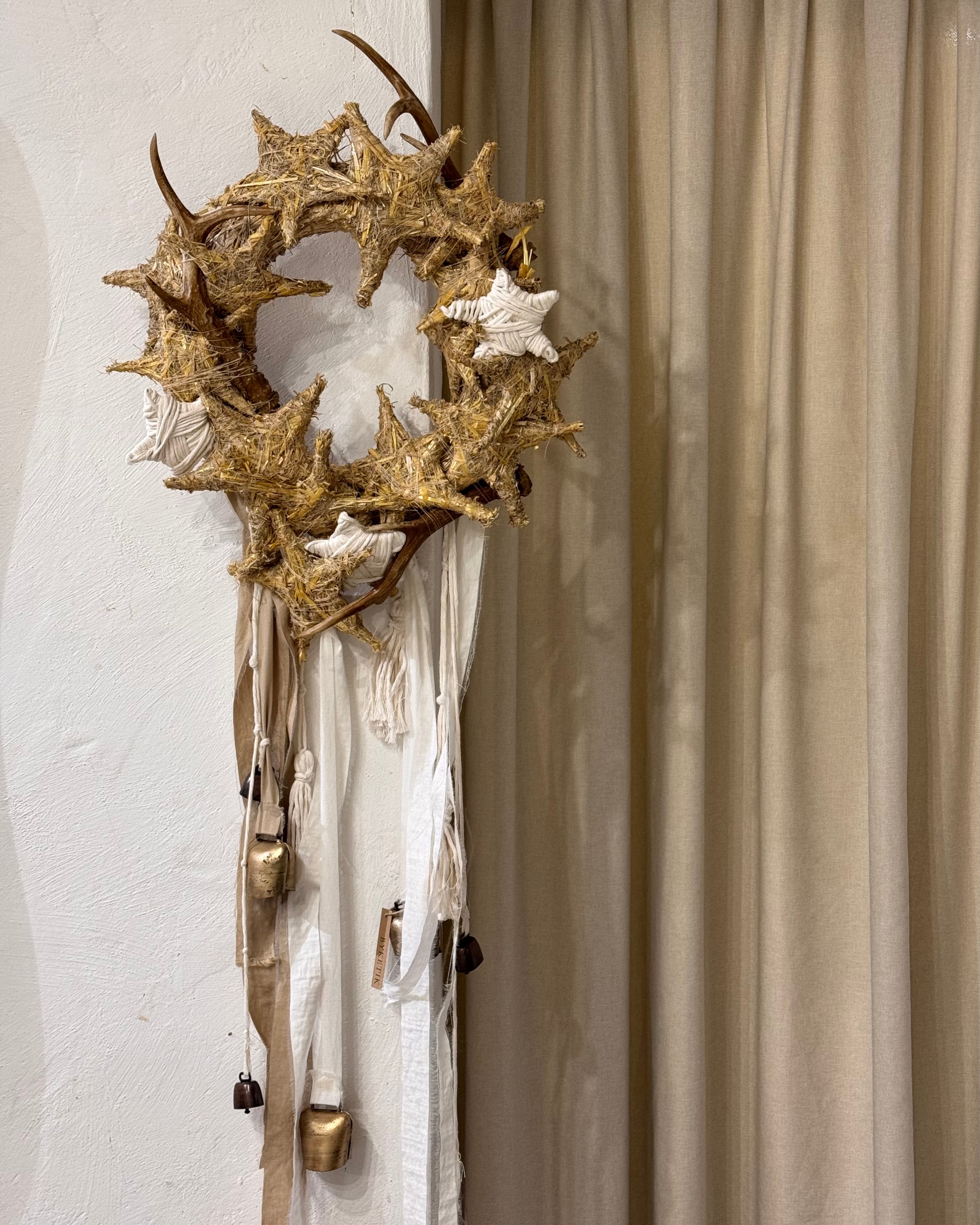 Віночок із зірками з соломи