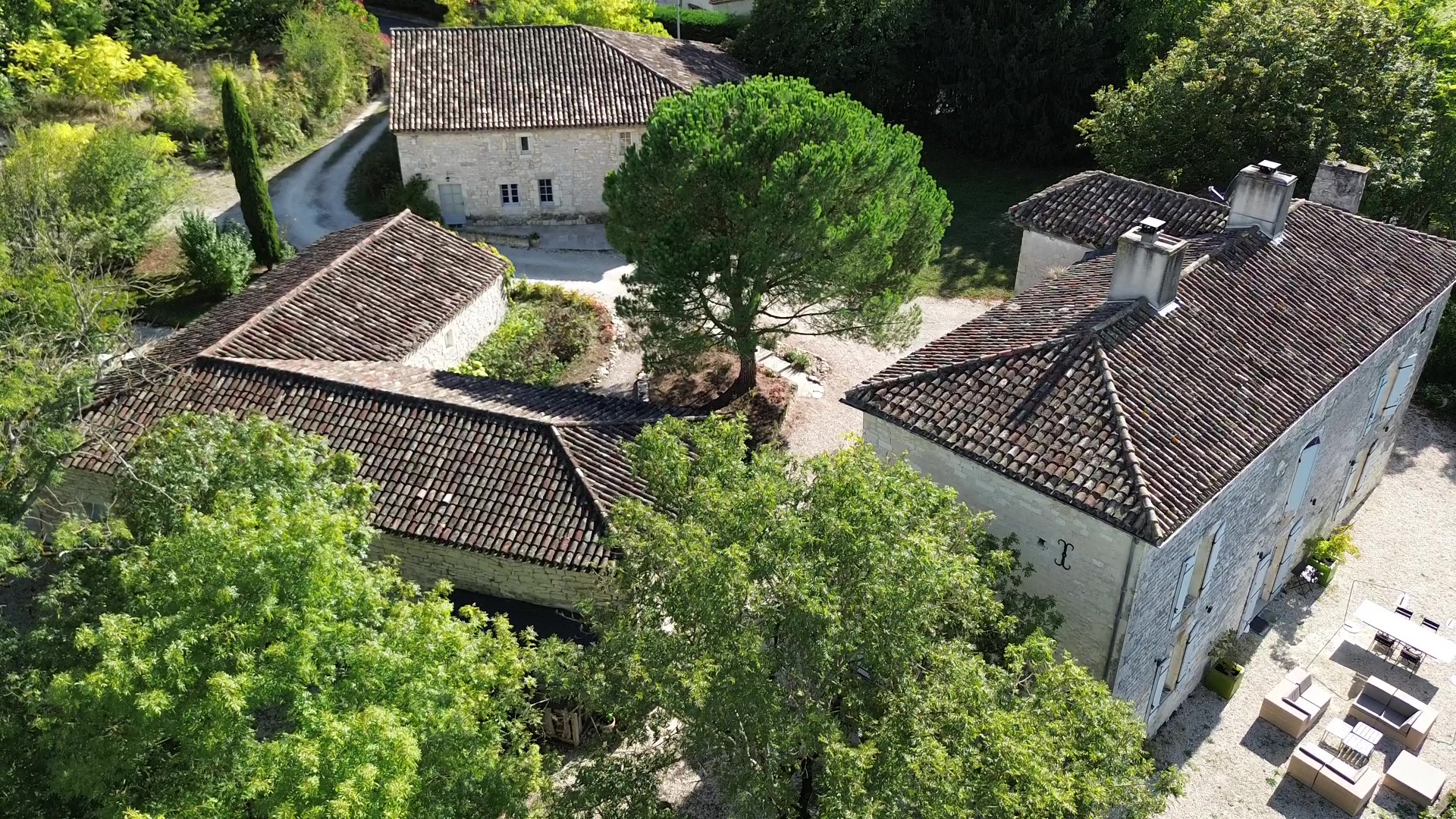 Prestigieux manoir et ses dépendances, piscine et prairies.