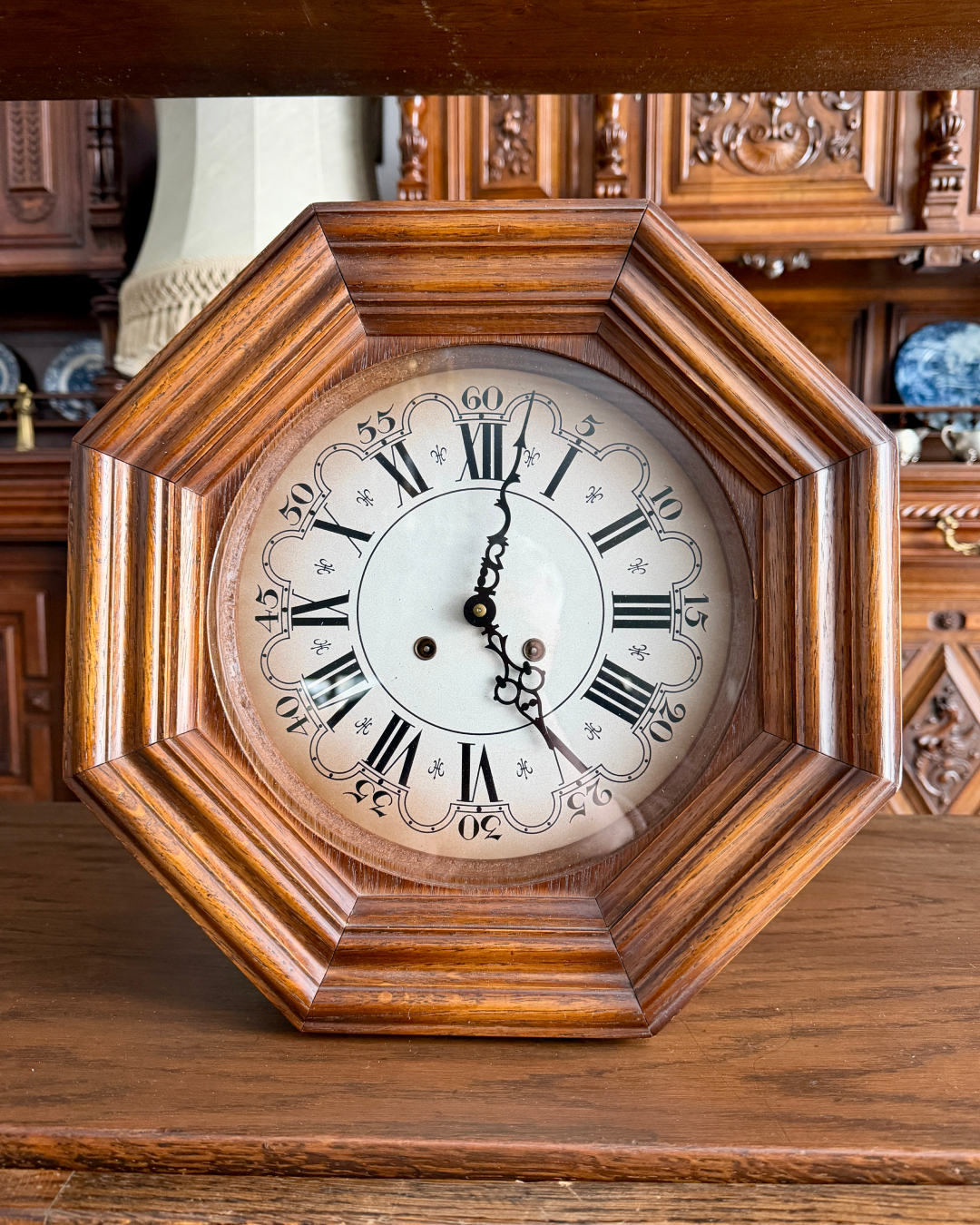 Настінний механічний годинник у дерев’яному корпусі