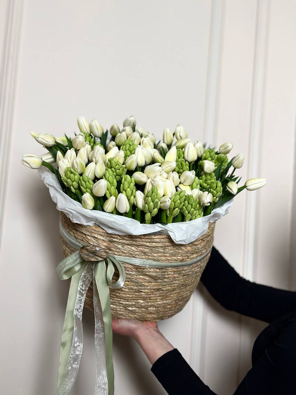 Корзина тюльпанів з гіацинтами