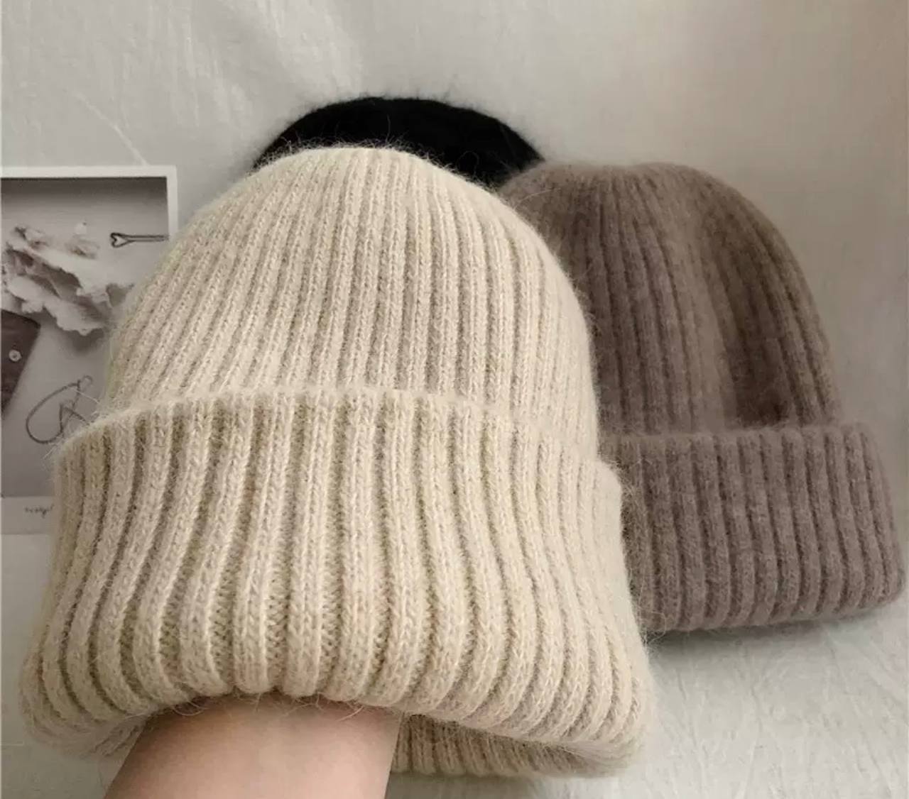 Жіноча шапка в рубчик молочна, тепла шапка в рубчик