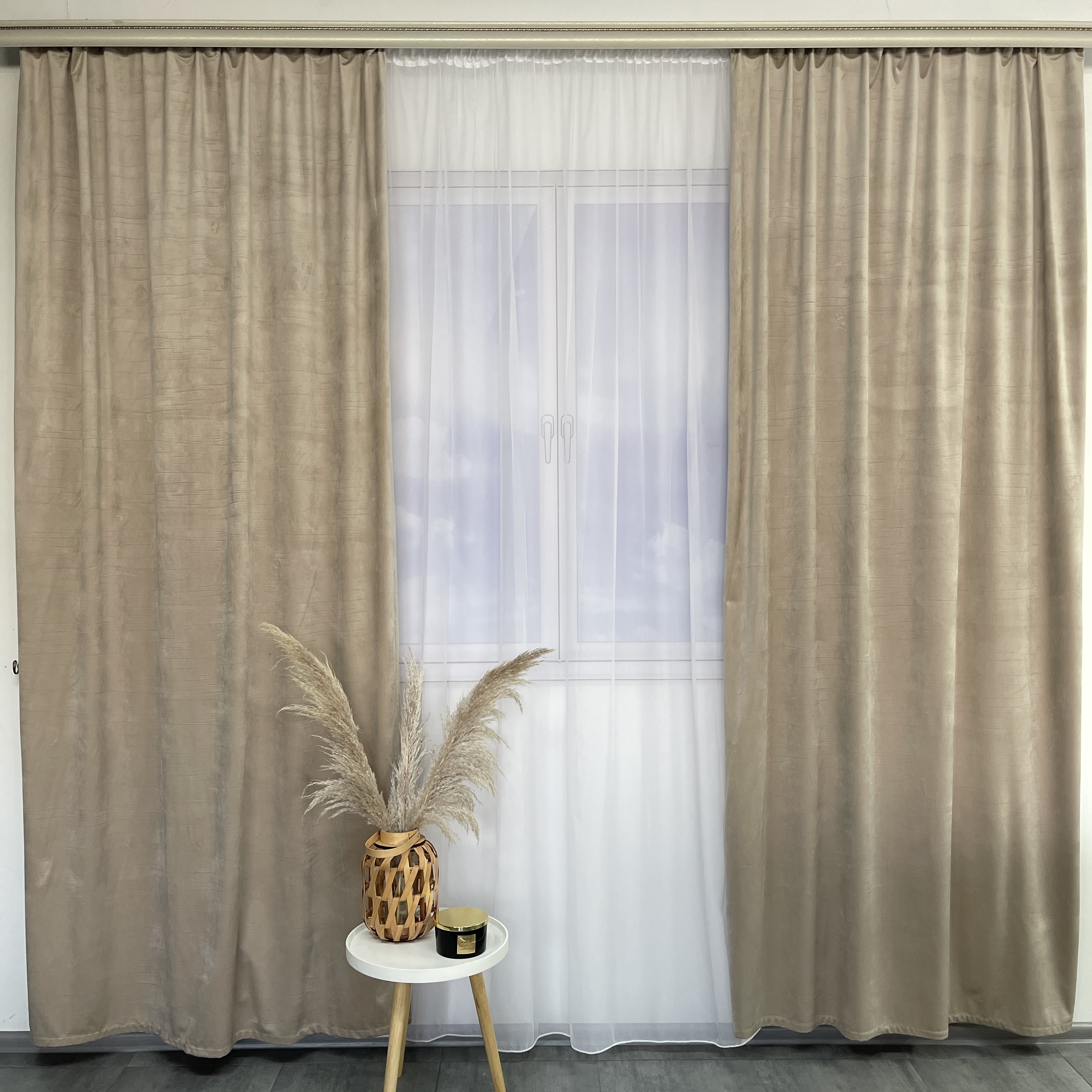 Оксамитові штори бежевого кольору на тасьмі