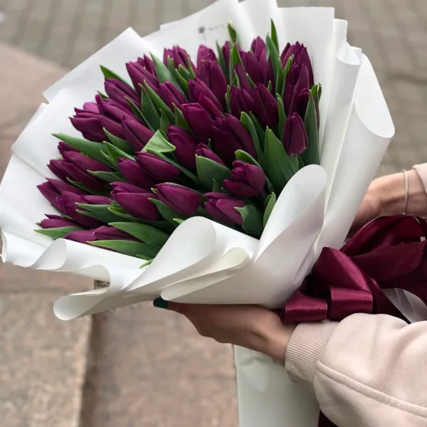 Букет з 51 фіолетового тюльпана