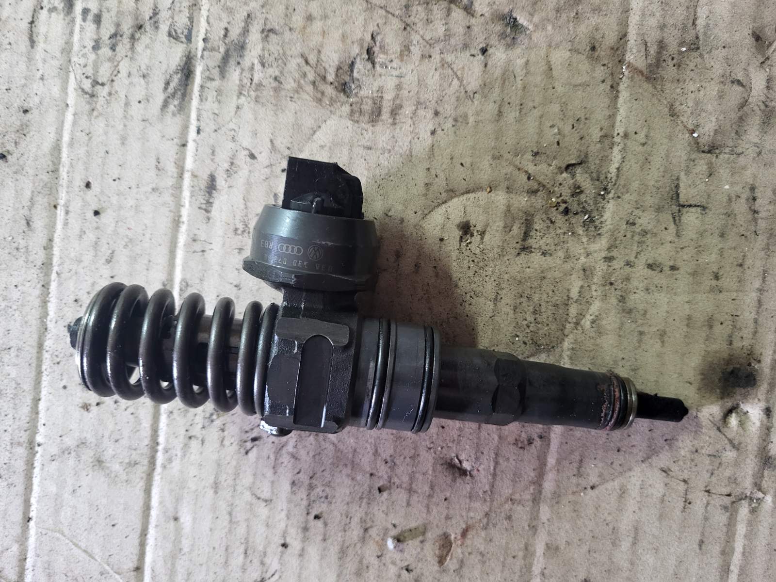 Паливна форсунка вприску топлива Passat B6 2.0 BMP