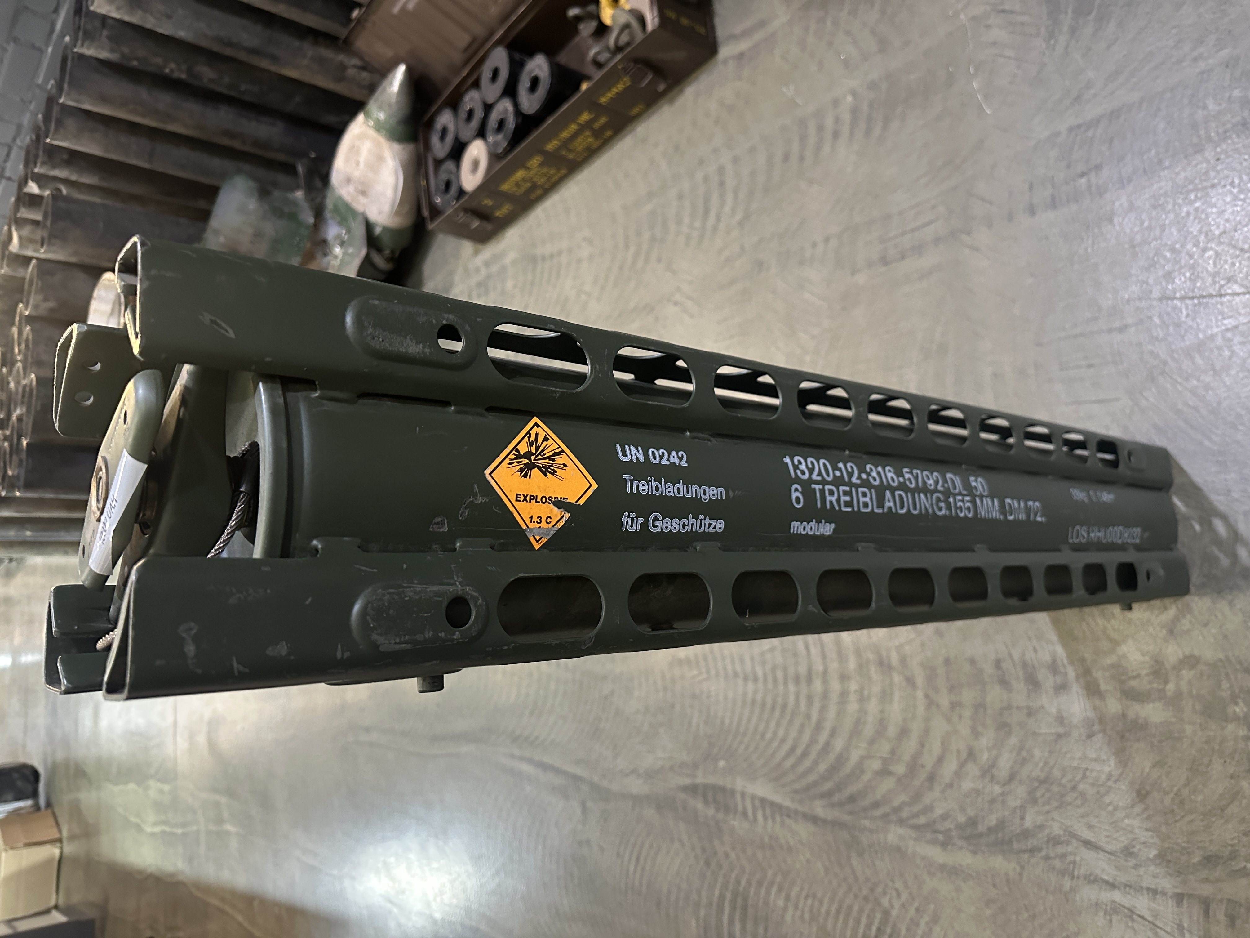 Транспортувальний контейнер для 155 мм арт снаряда від Rheinmetall.