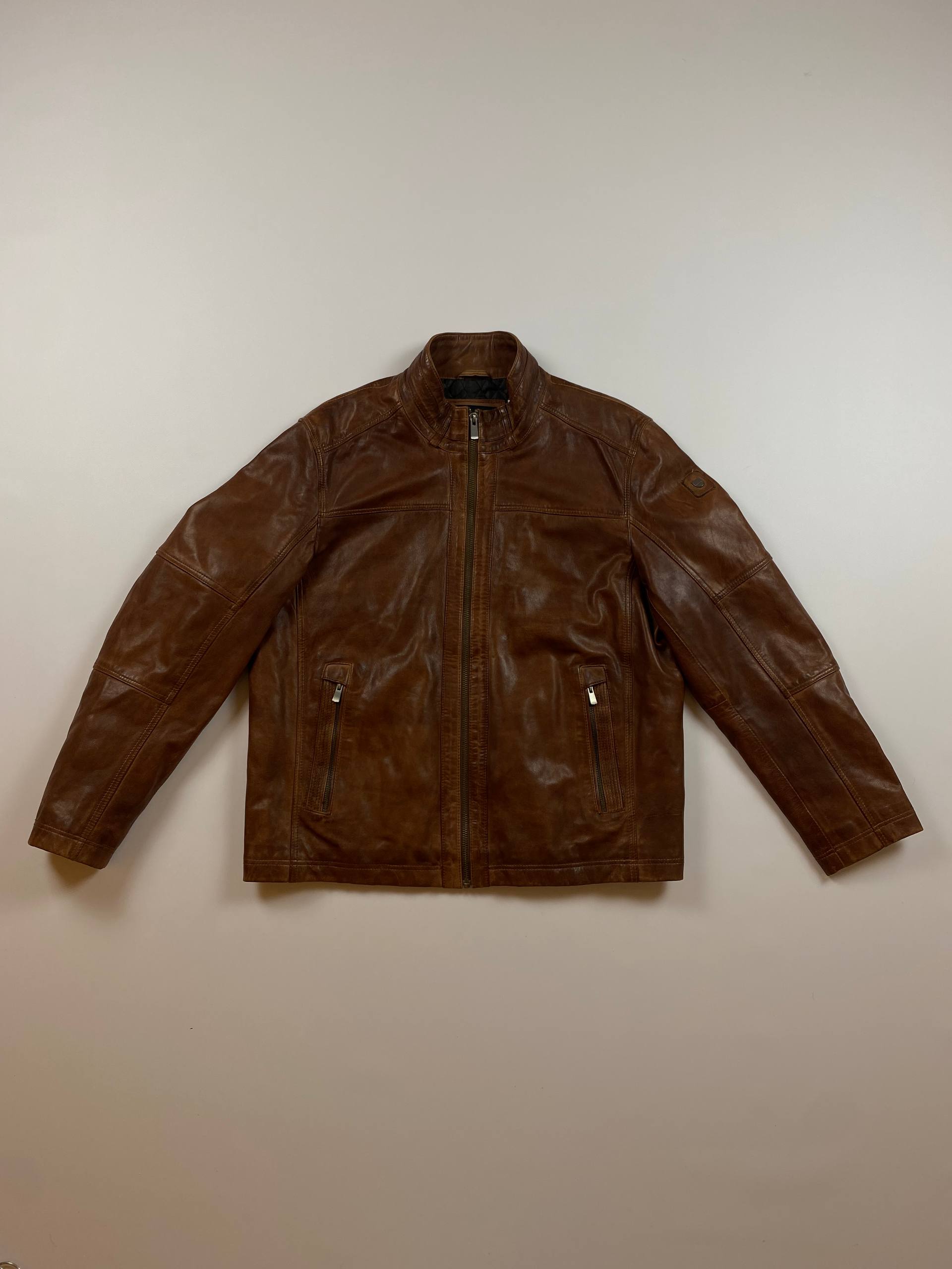 Коричнева шкіряна куртка
