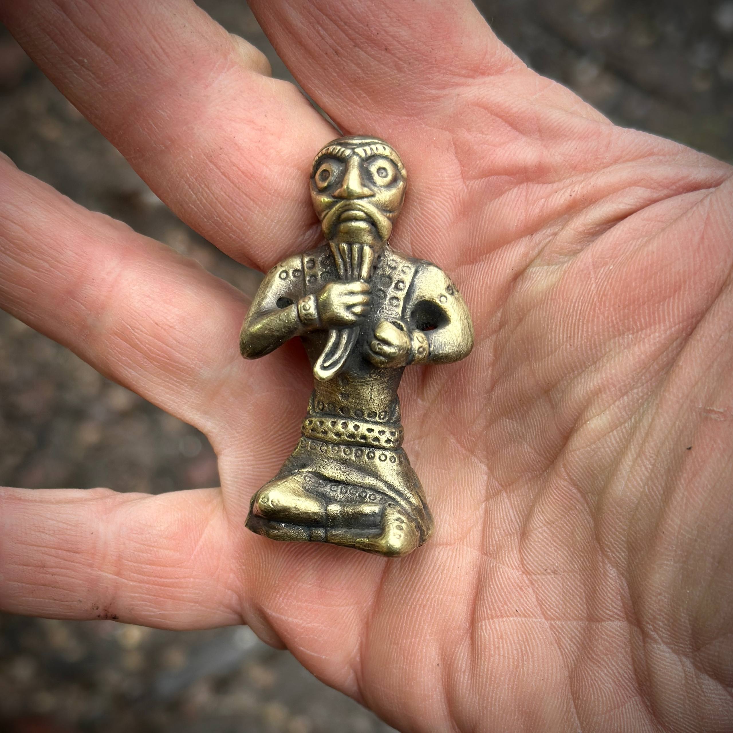 Фігурка Тор з кургану Чорна могила, Чернігів, латунь