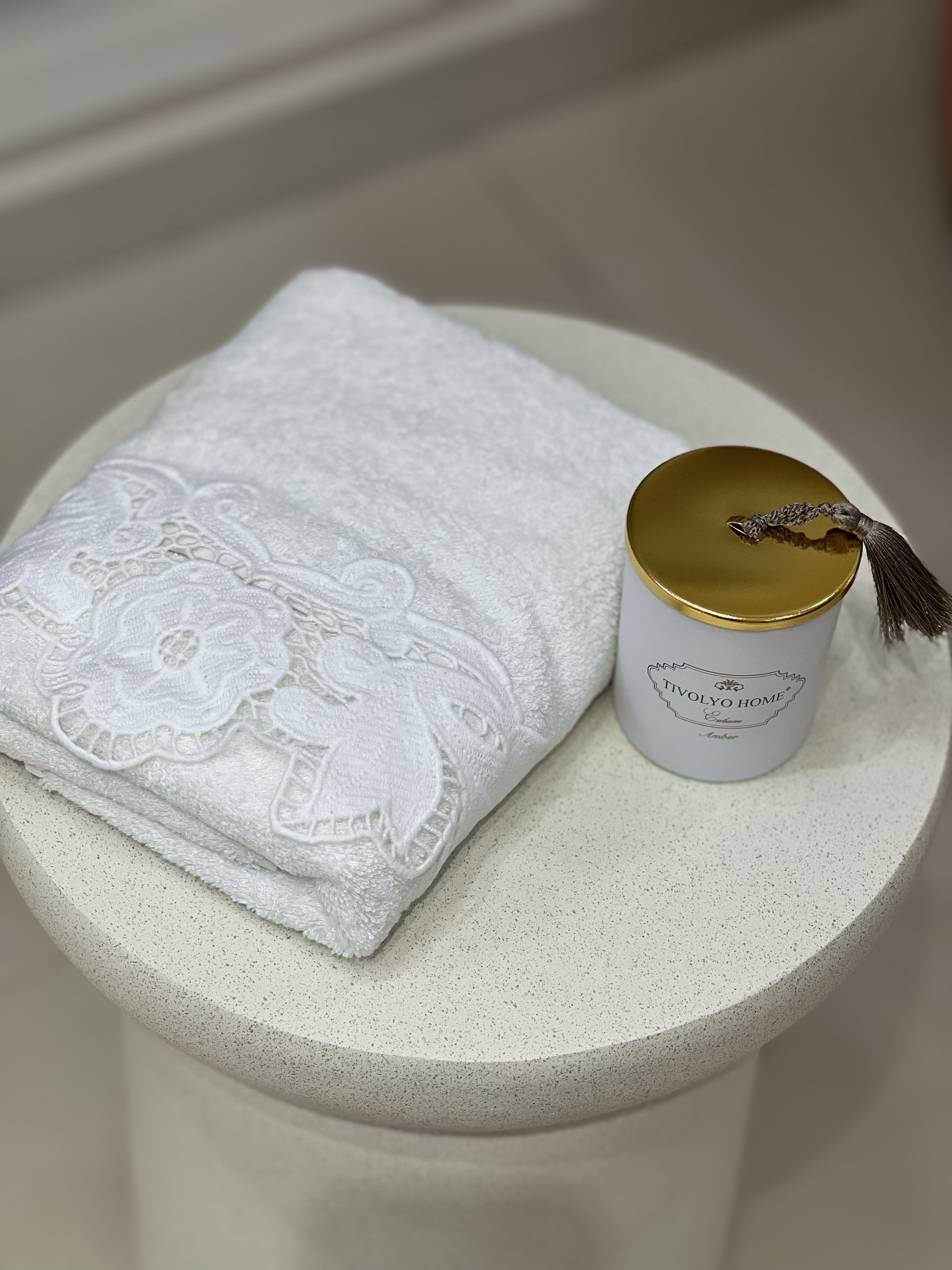 Лицьові бамбукові рушники з ніжним мереживом Iris в подарунковій коробці