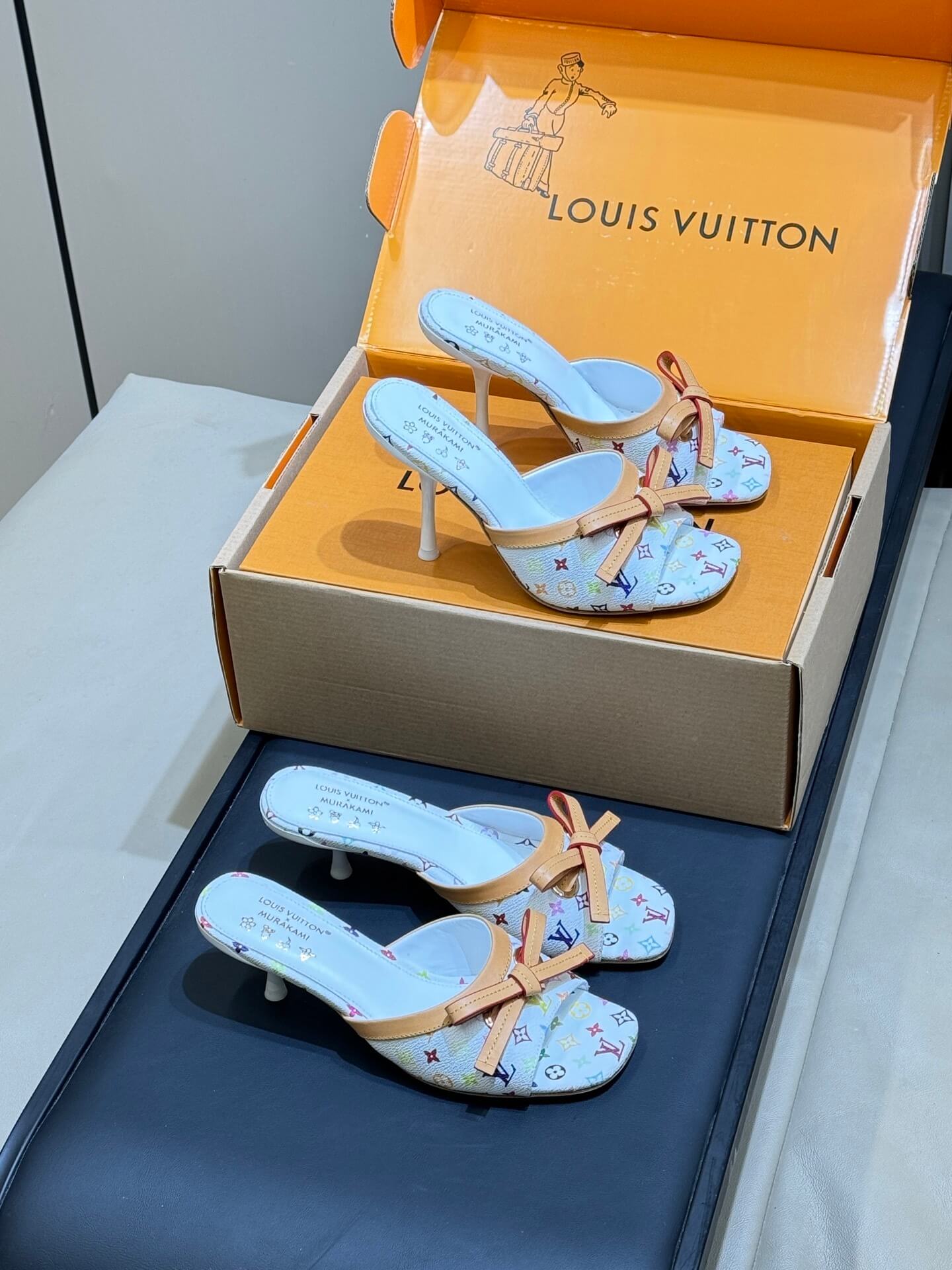 Louis Vuitton босоніжки