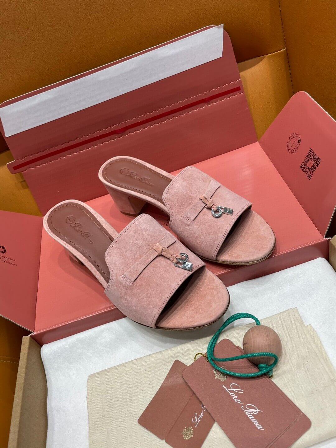 Loro Piana шльопанці
