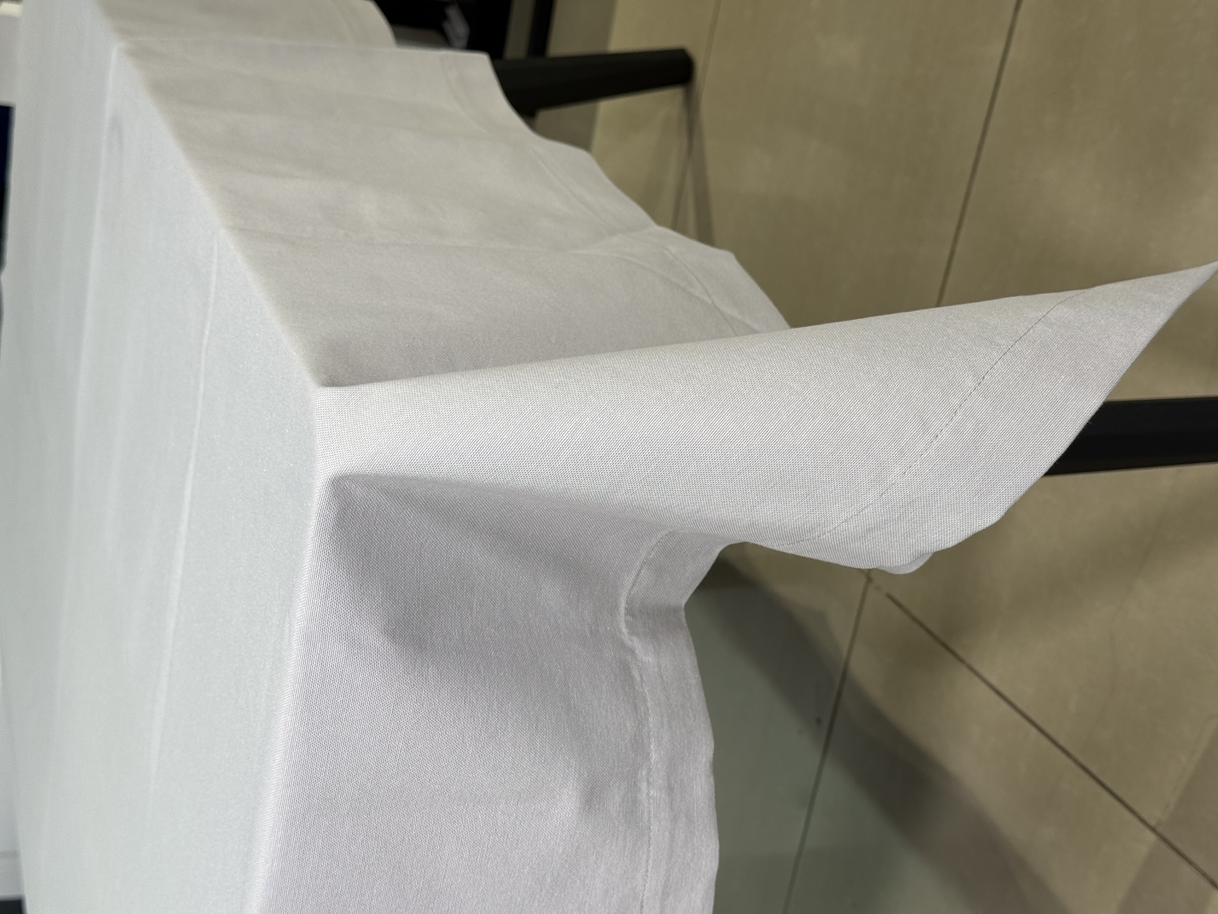 Скатертина молочна із широким підгибом 150х220