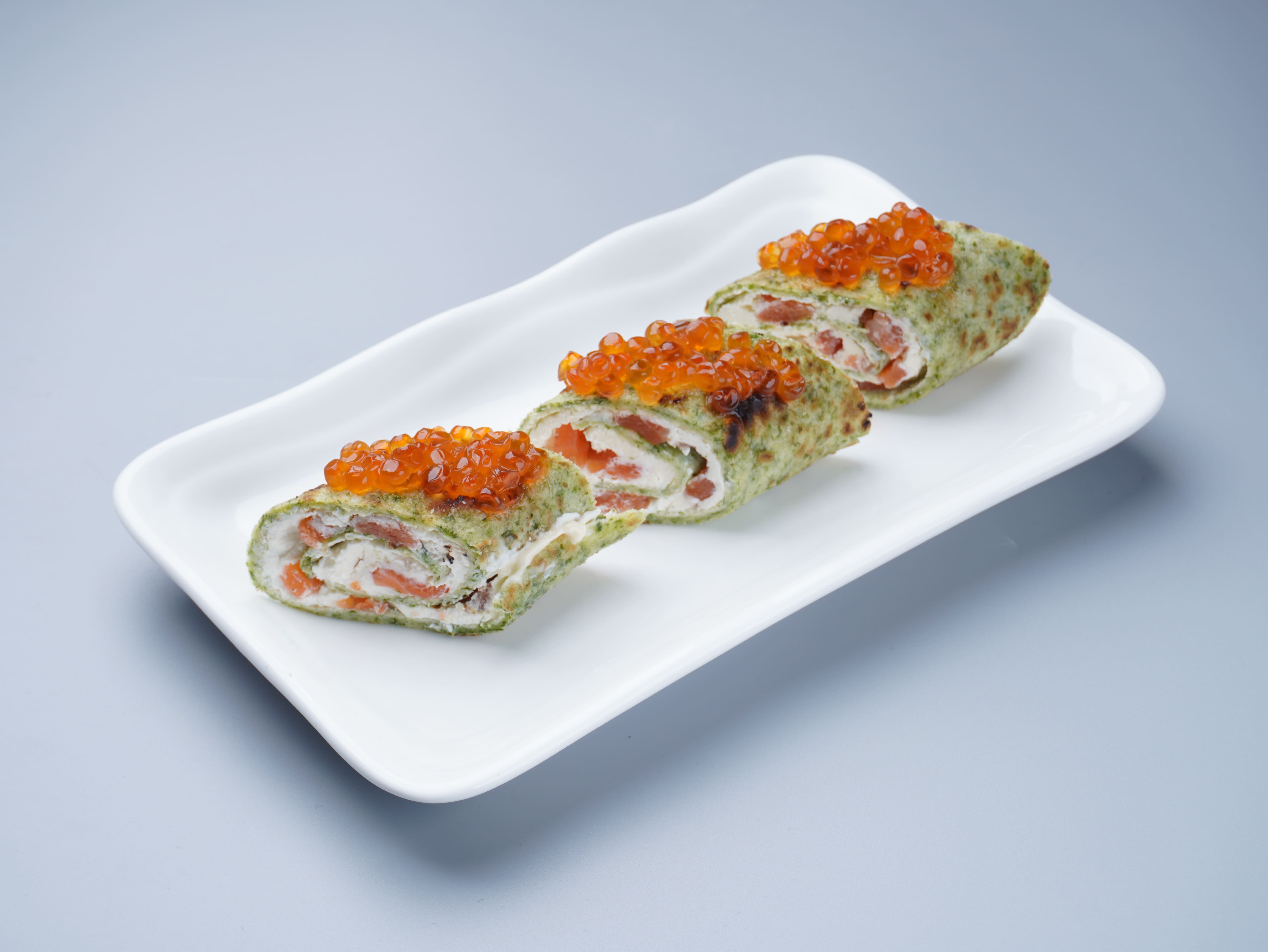 Шпинатний ролл з лососем, сиром каліфорнія і ікрою червоною (30 грам)