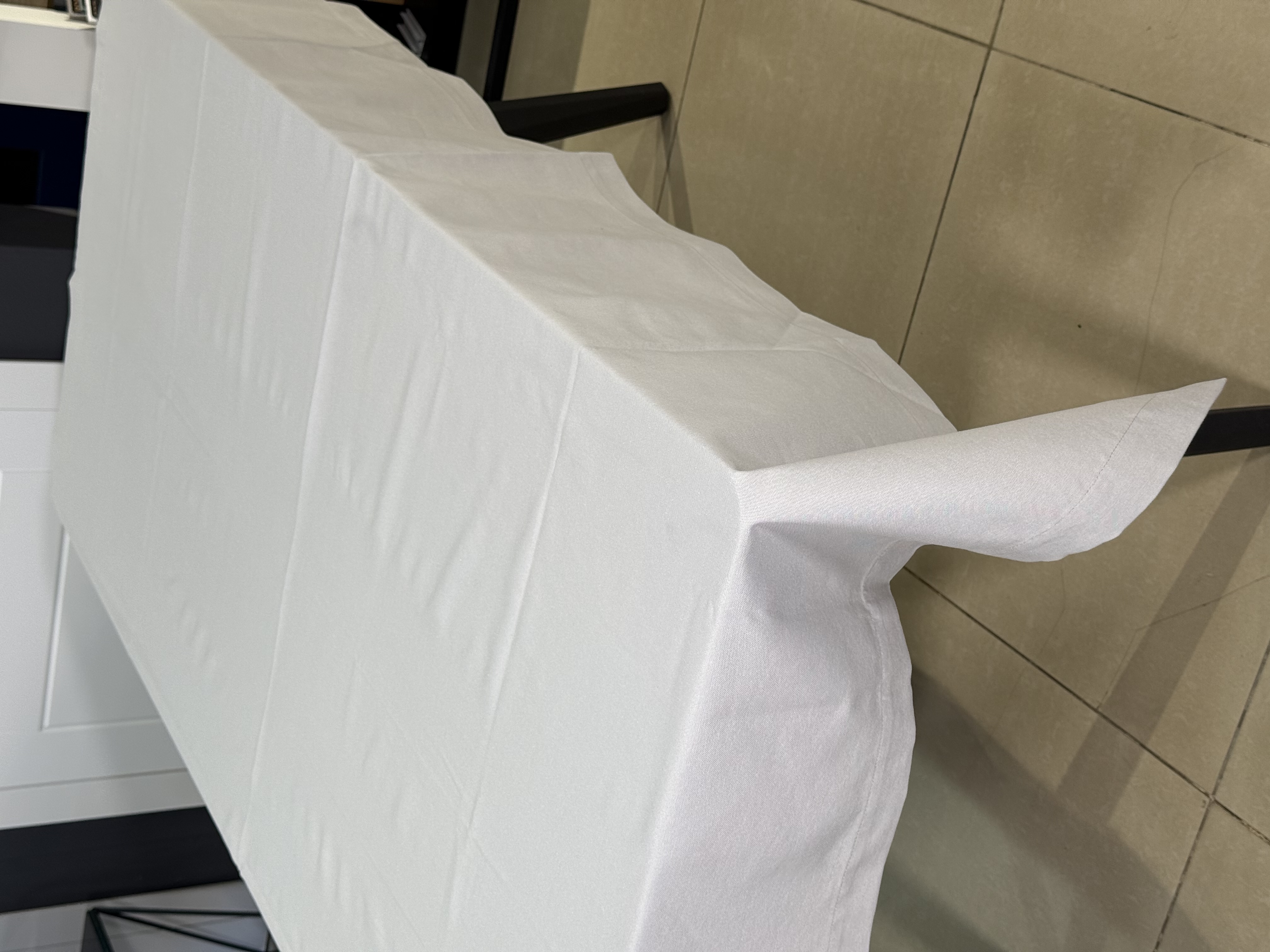 Скатертина молочна із широким підгибом 120х160