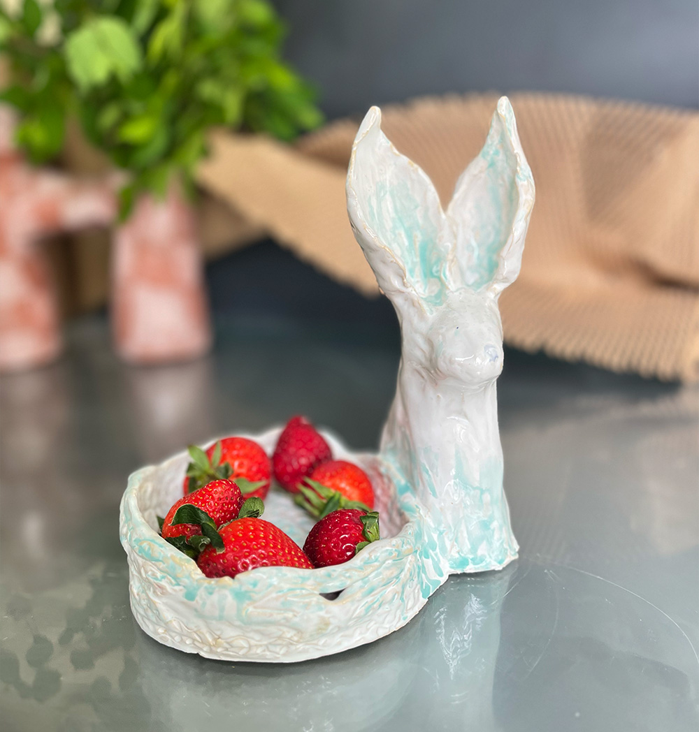 Заєць з корзинкою