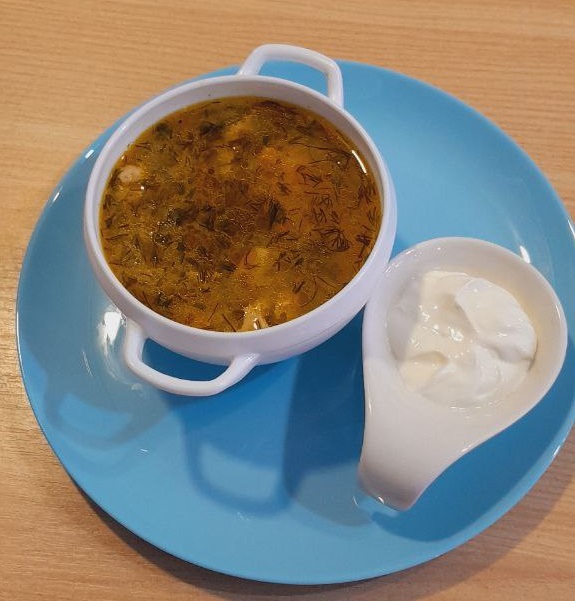 Борщ зелений зі сметаною