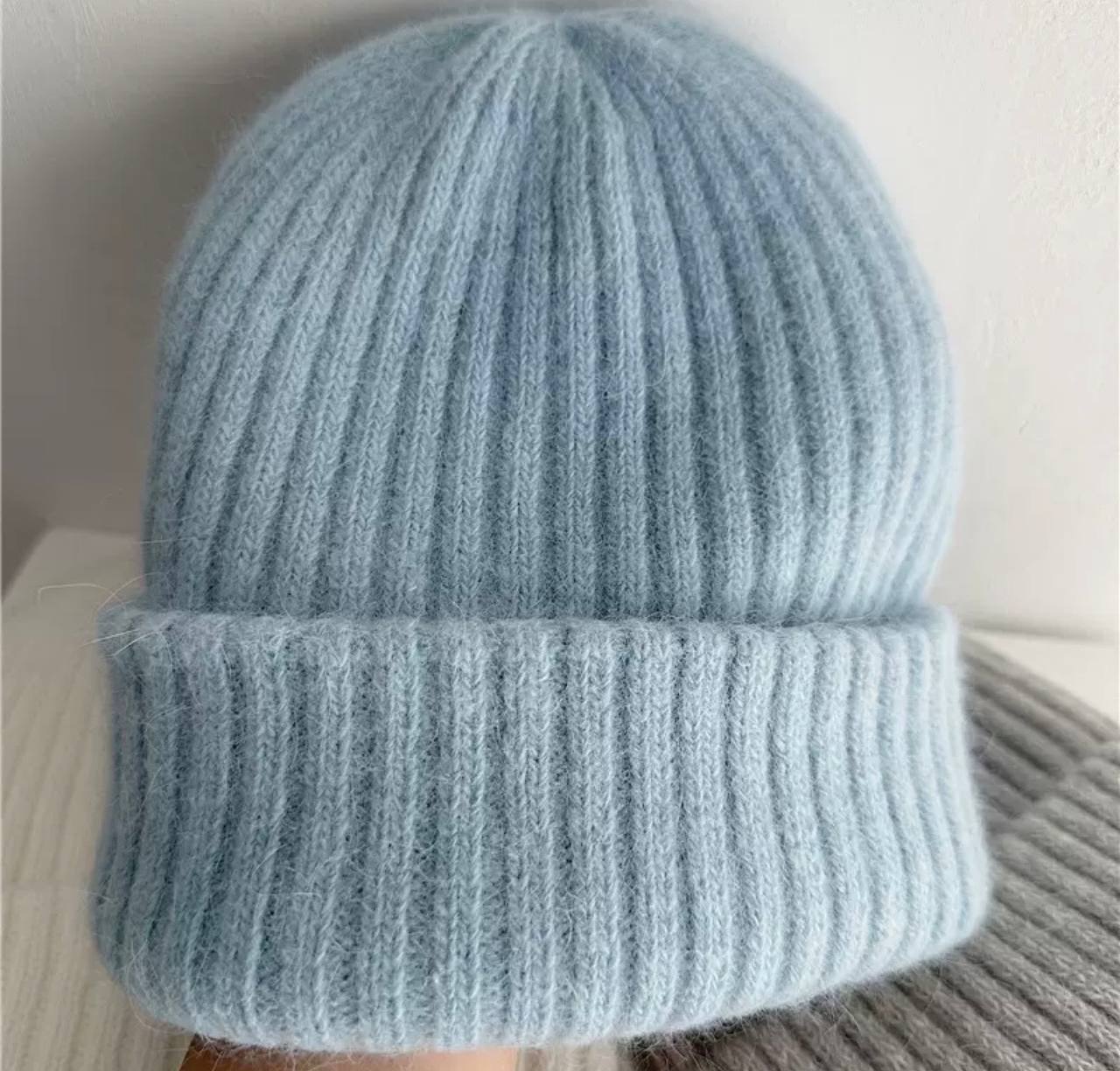 Жіноча шапка блакитна в рубчик, тепла шапка в рубчик