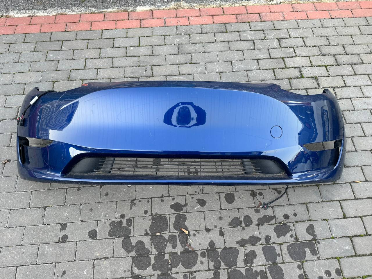 Передній бампер на Tesla MY синій (в повному зборі, без пактроніків)
