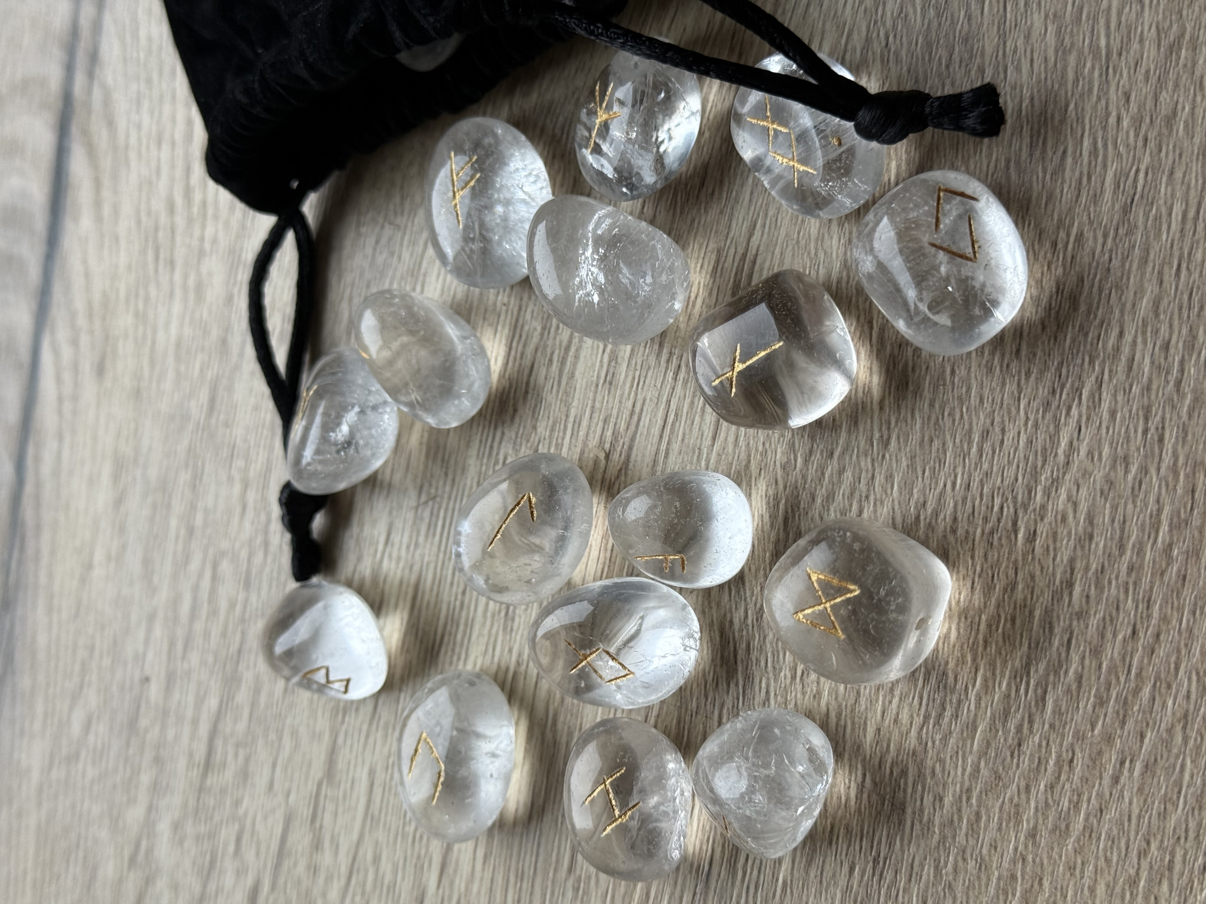 Руни з Гірського кришталю