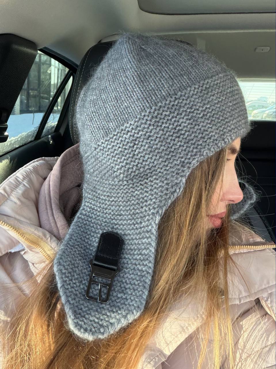 Вʼязана вушанка з фурнітурою сіра