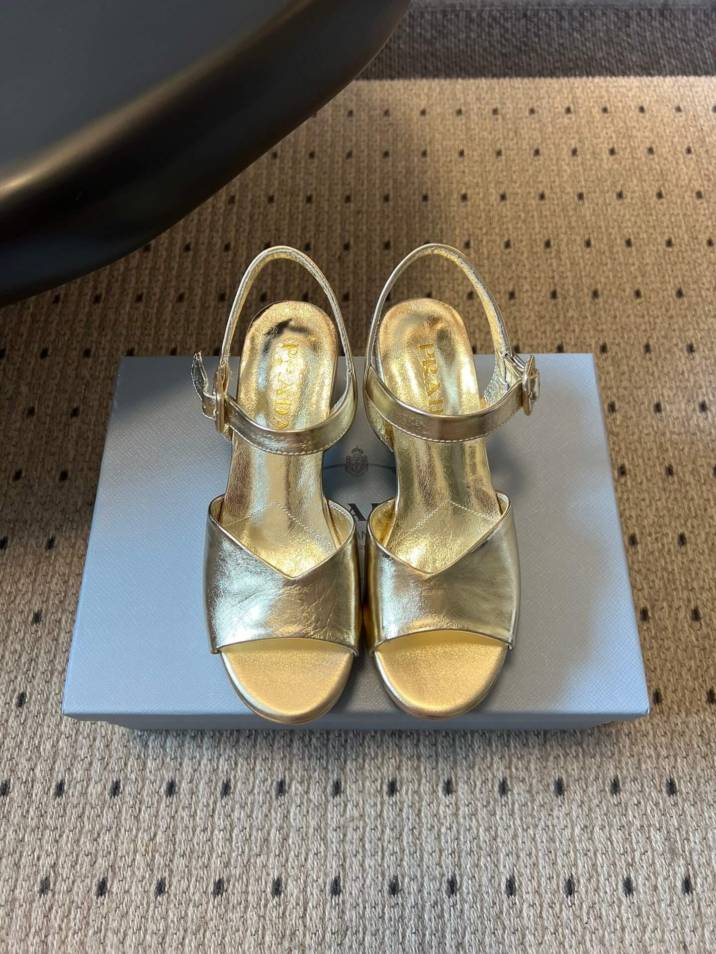 Prada босоніжки