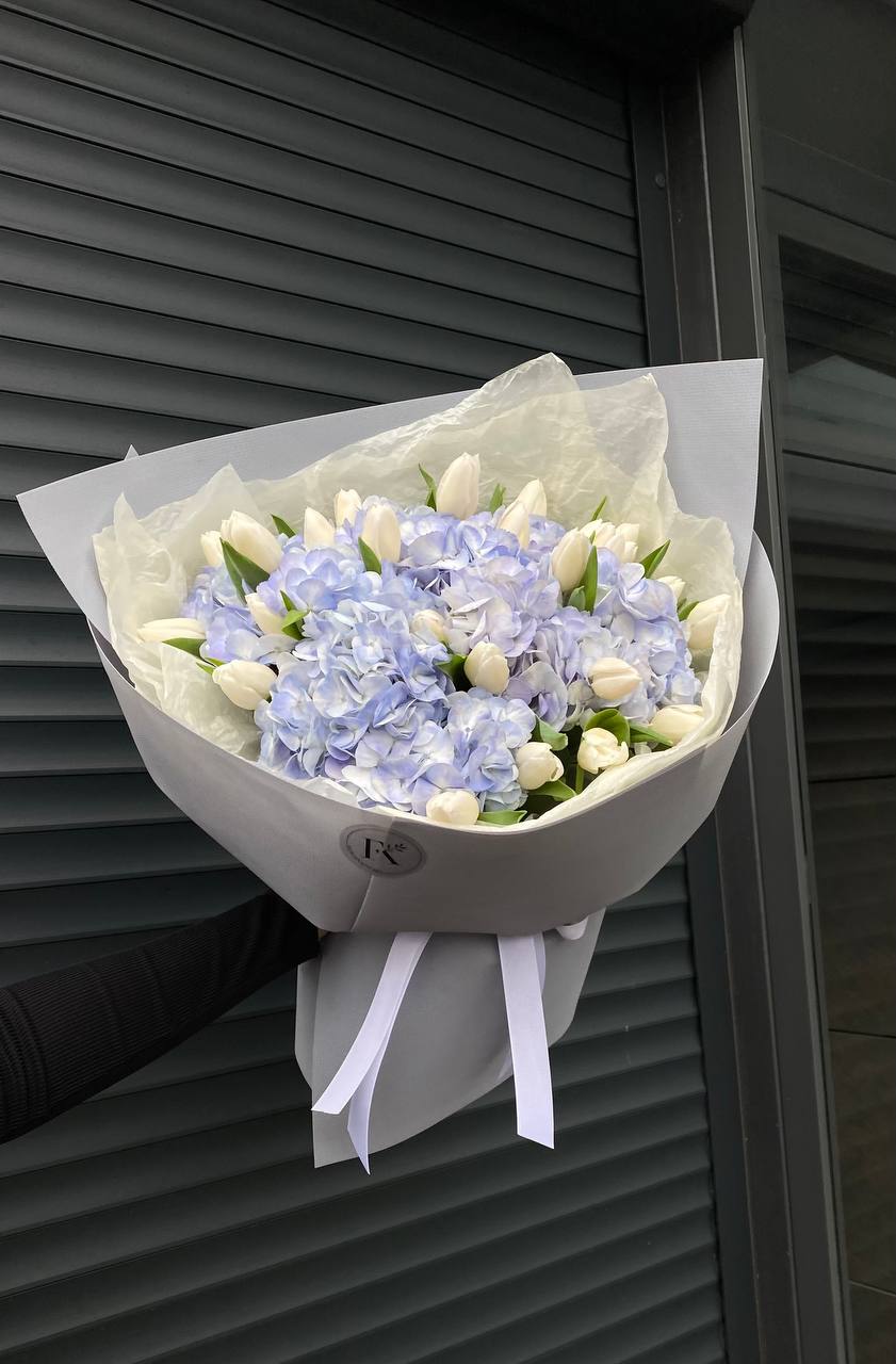 Блакитні гортензії у поєднанні з тюльпанами