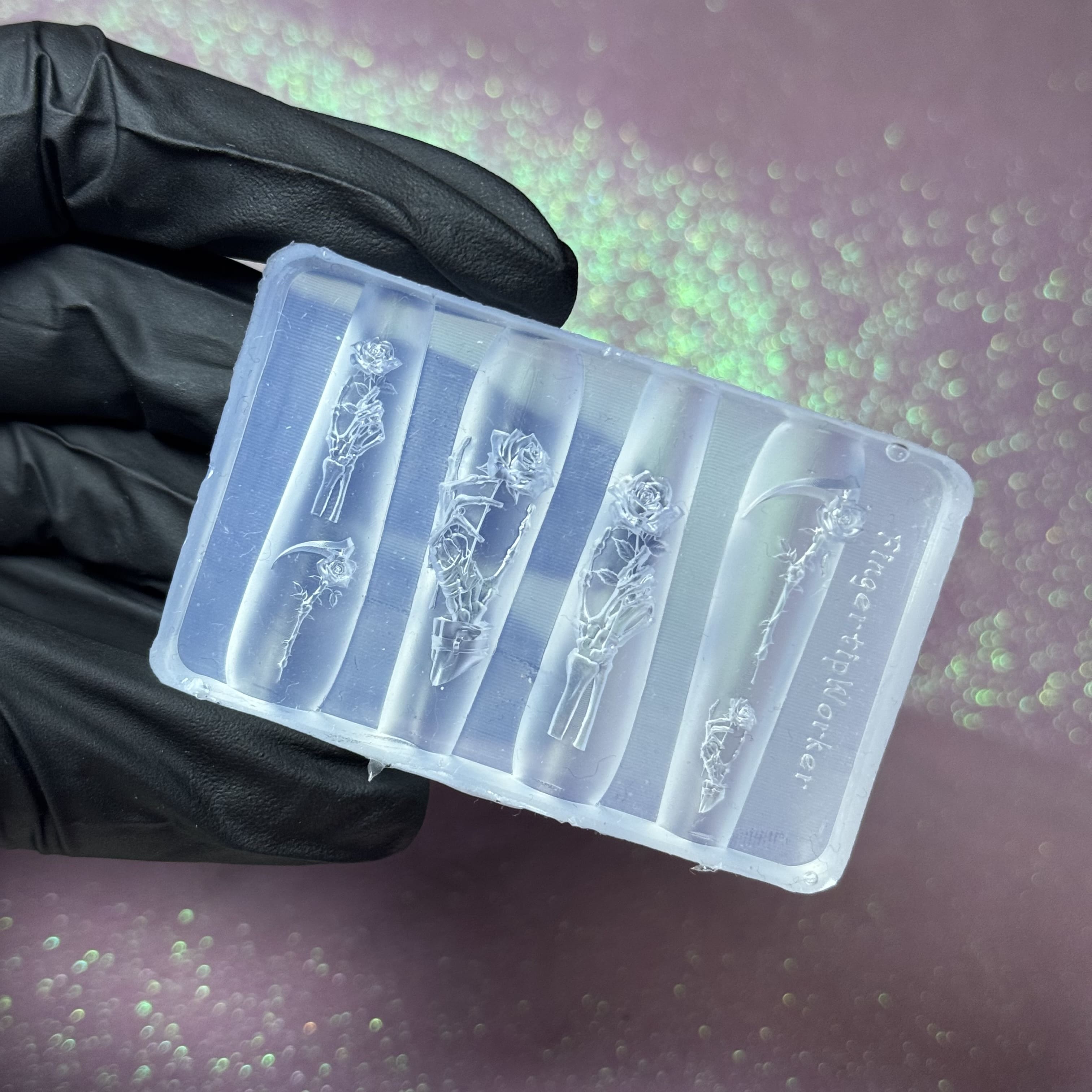 Силіконовий молд "Рука скелета тримає троянду"