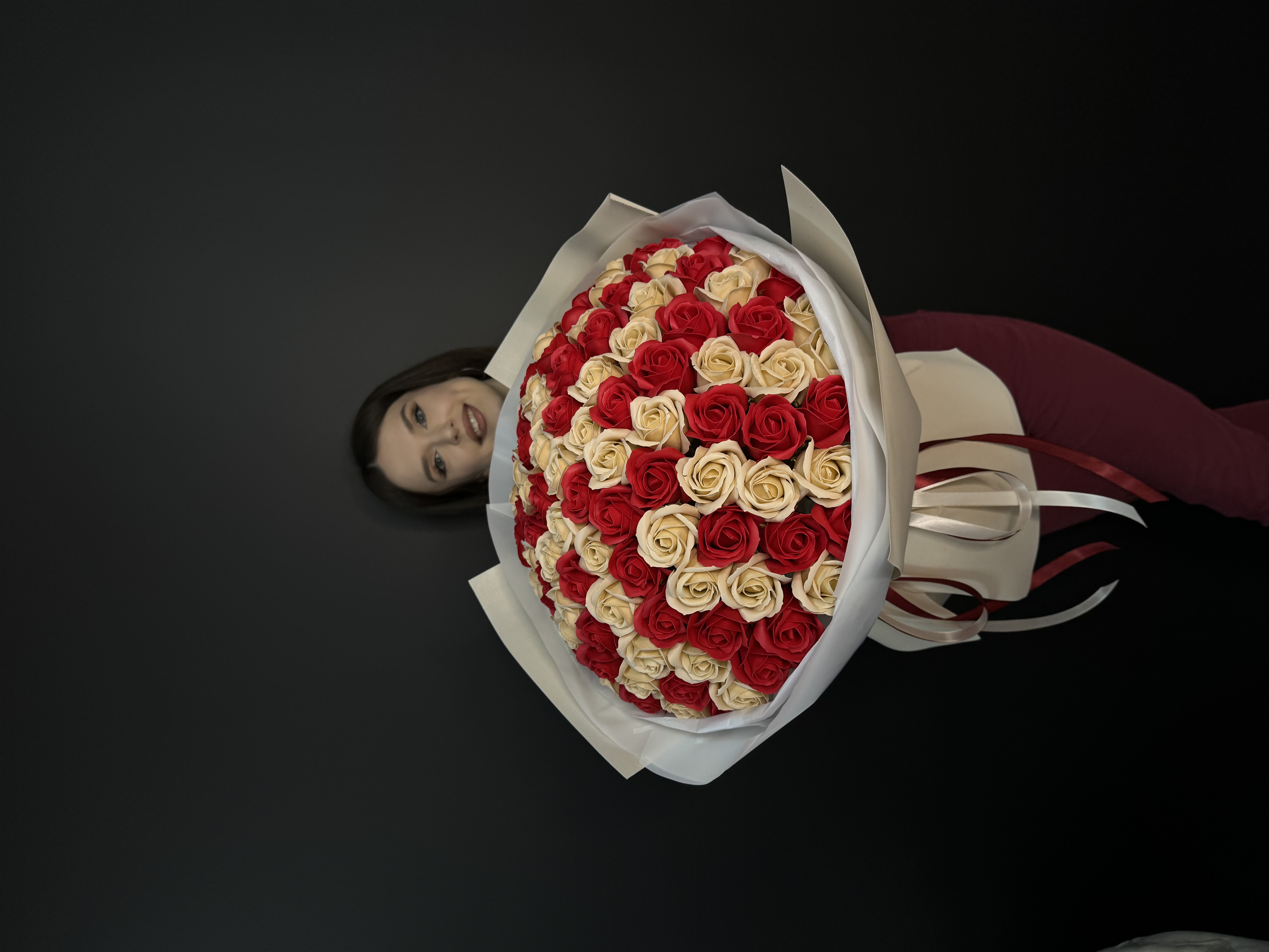 Червоний з бежевим на 101 троянду з блискітками