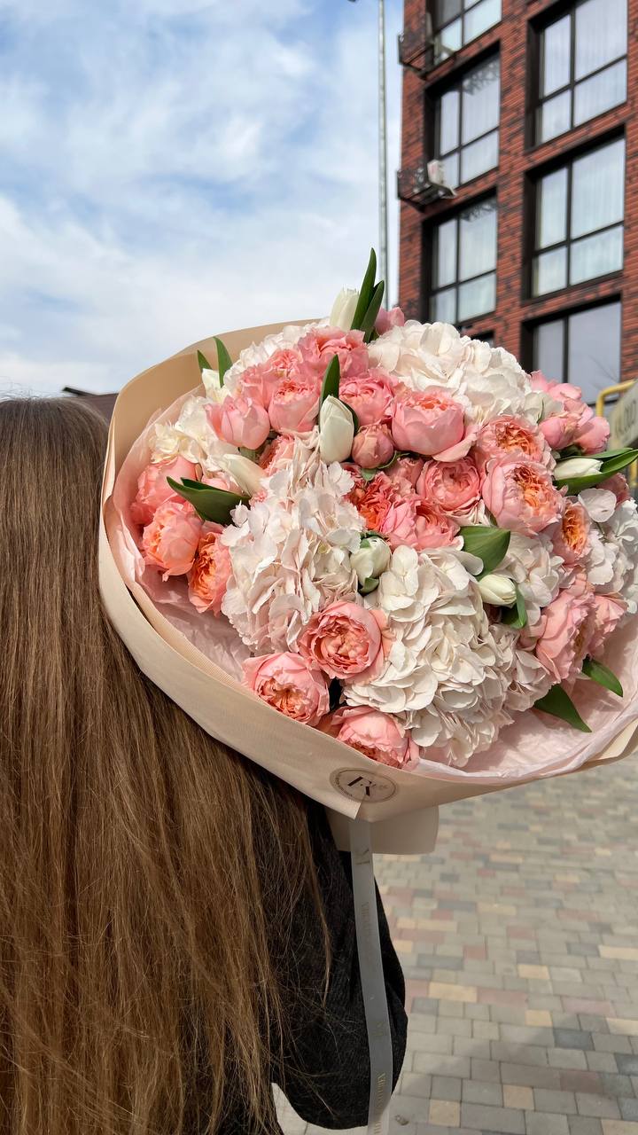 Поднання гортензій, тюльпану та піоновидної троянди