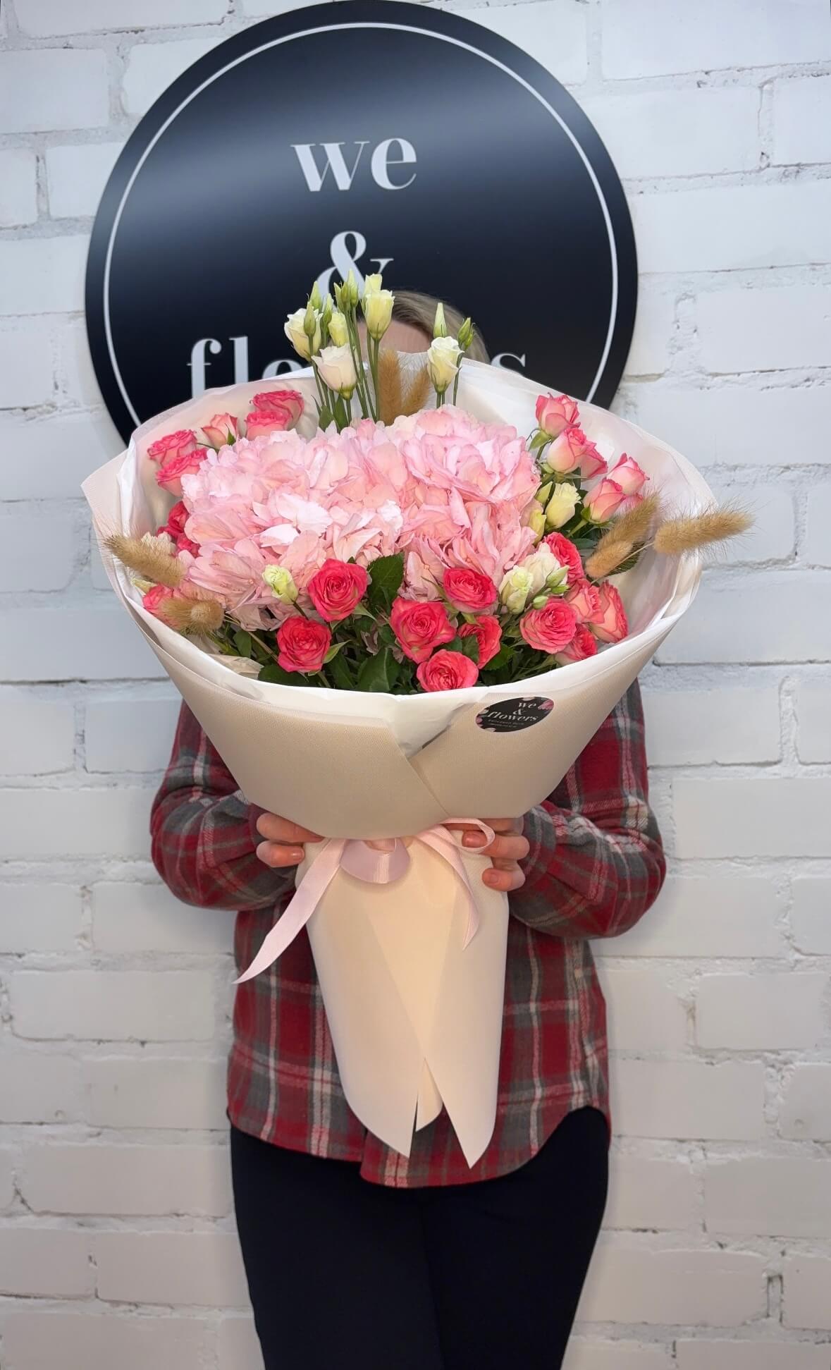 Букет з рожевою гортензією та лагурусом