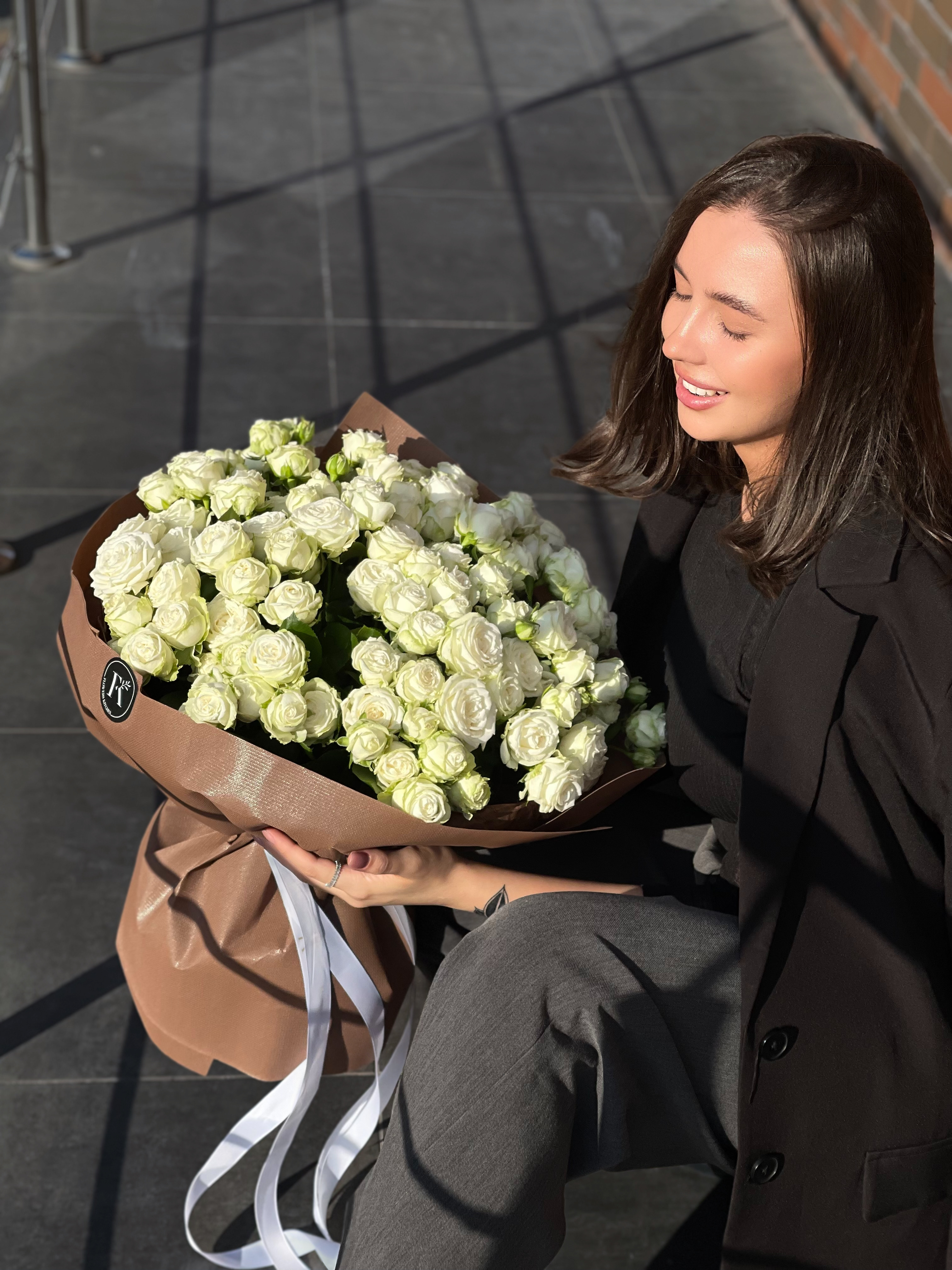 Білі кущові троянди у шоколадній обгортці