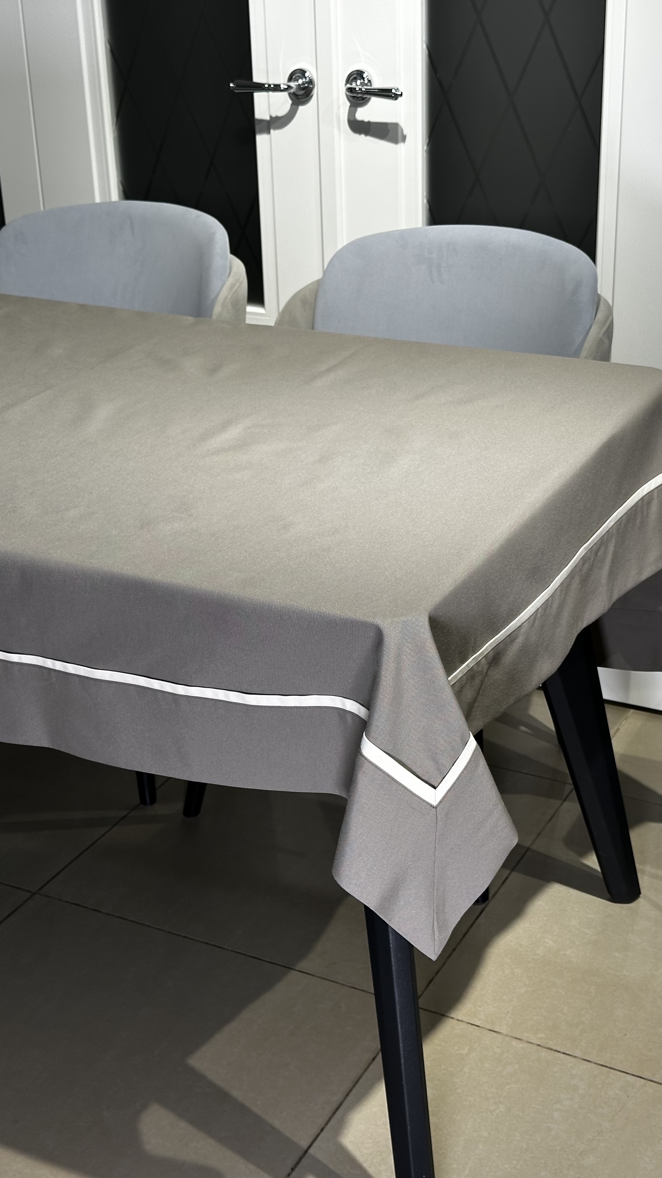 Скатертина тауп із молочним кантом 150х220 (підгин 10 см)