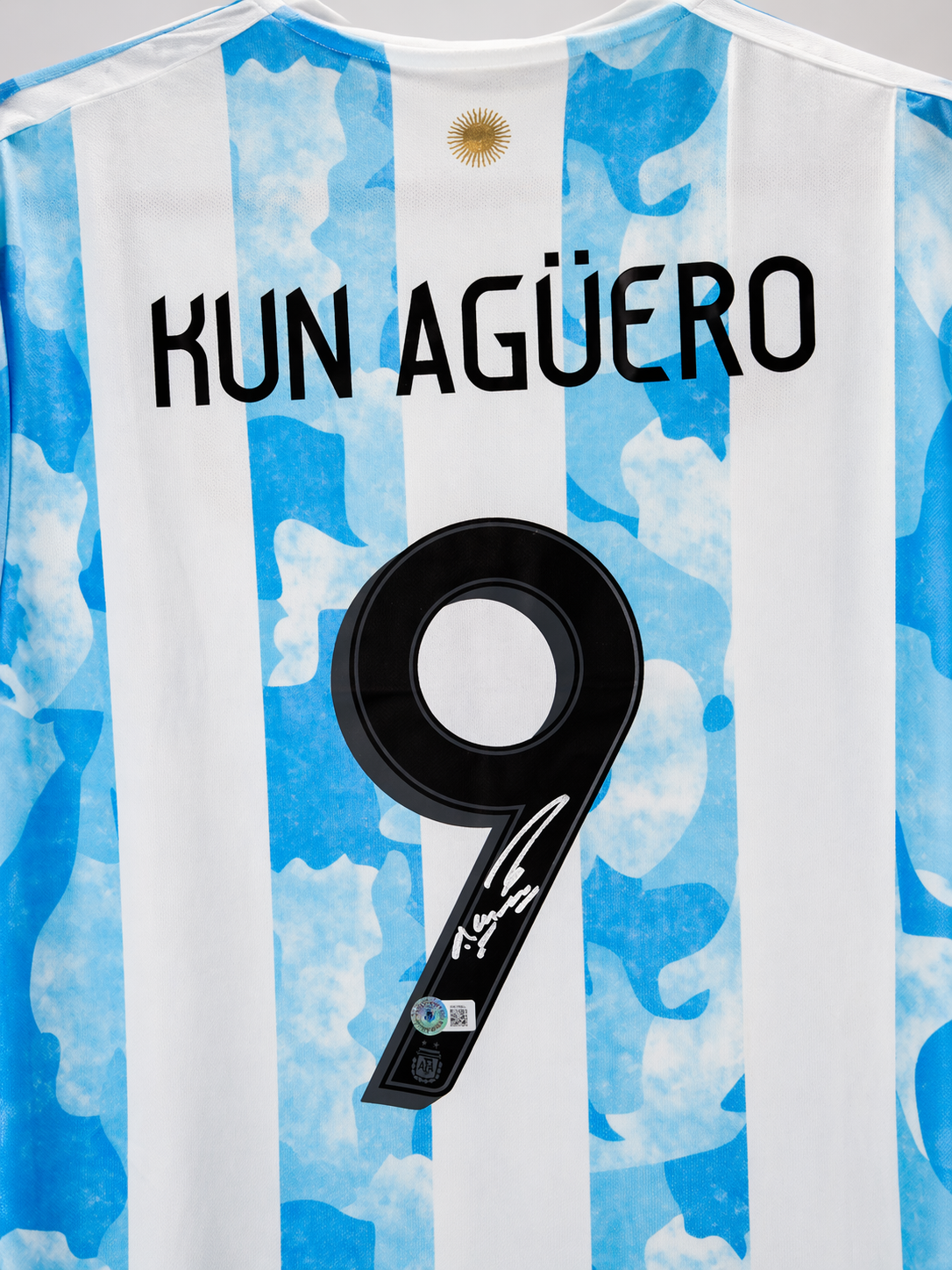 JERSEY KUN AGUERO CERTIFICADO BECKETT