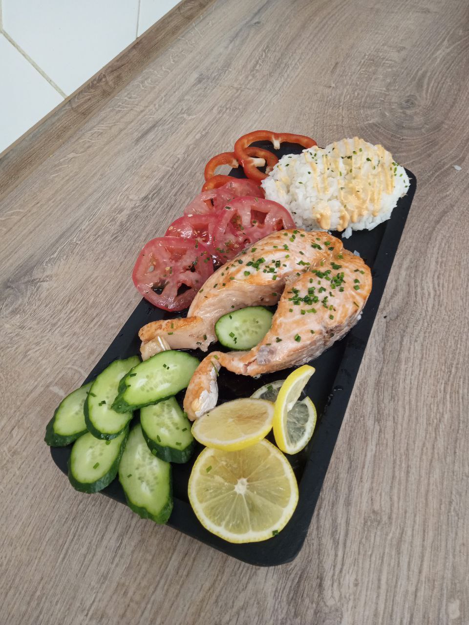 Grilwany ziemniak z pieczonym łosośiem