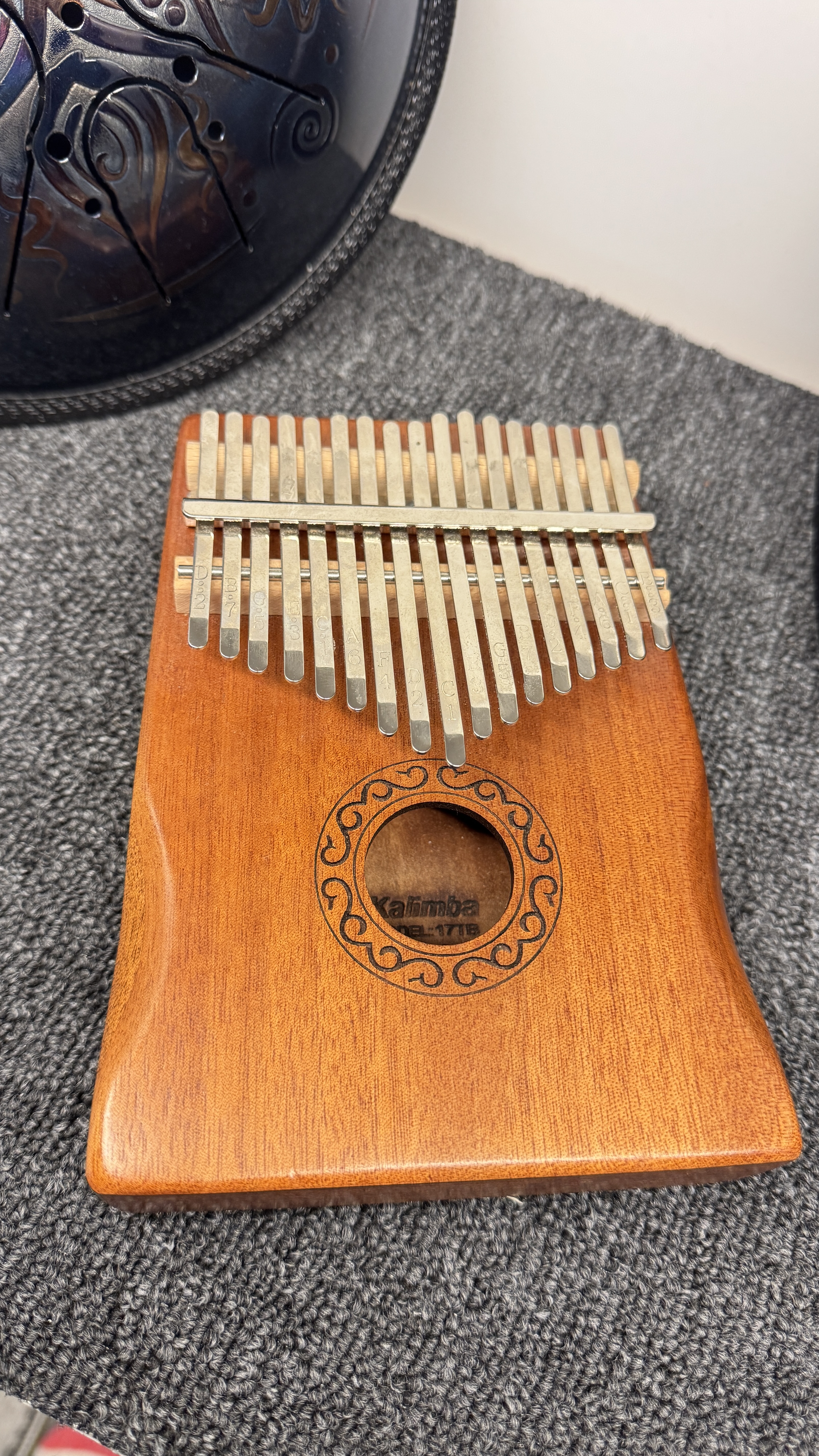 Калімба з отвором для відлуння