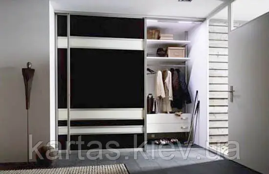 Вбудовані меблі в передпокій