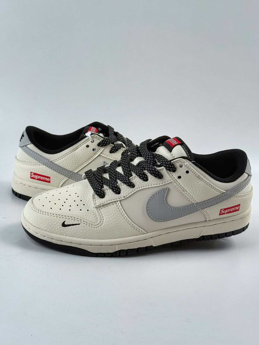 Nike SB Dunk Low x Supreme  JP1628-030