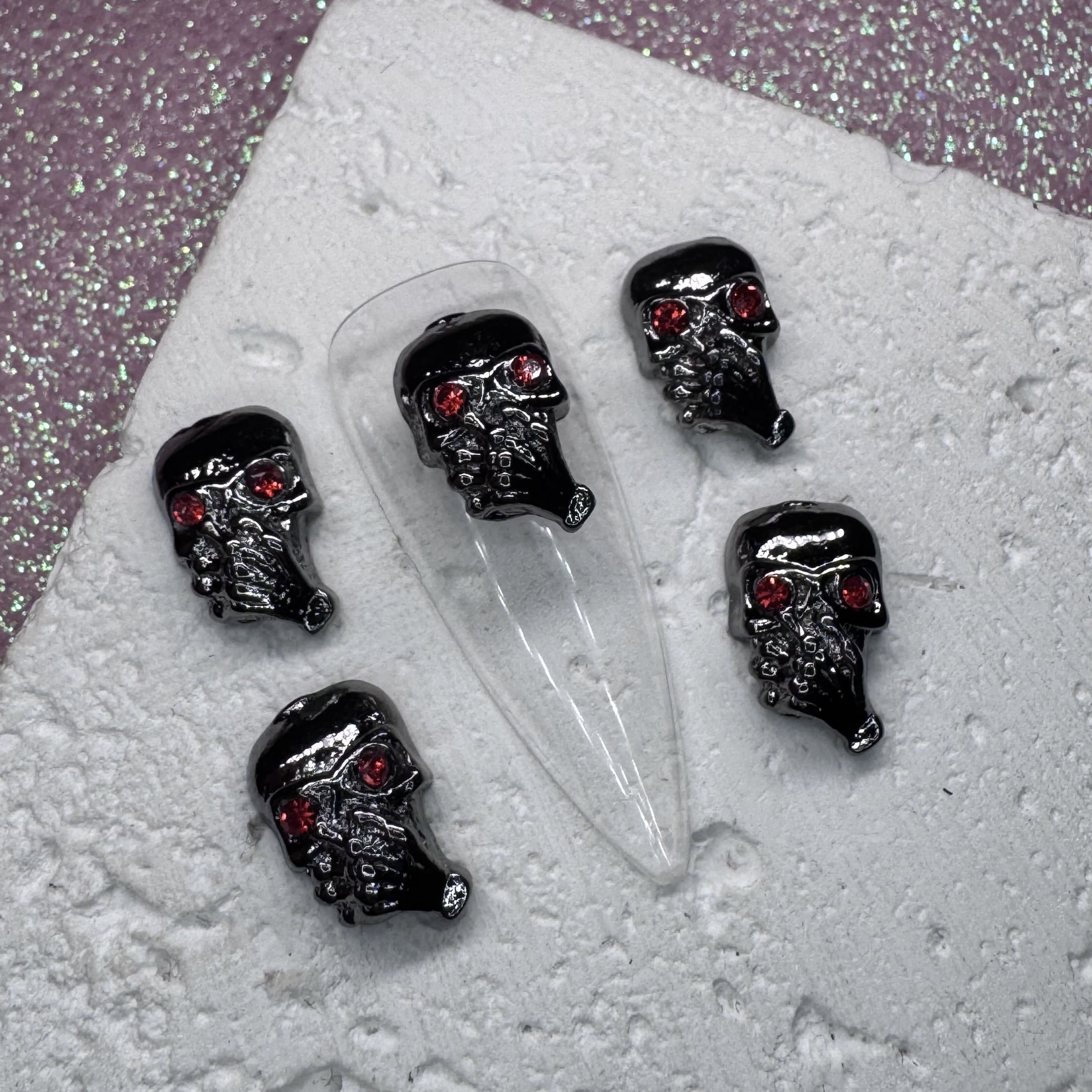 Фігурка для нігтів "Череп з червоними камінчиками"