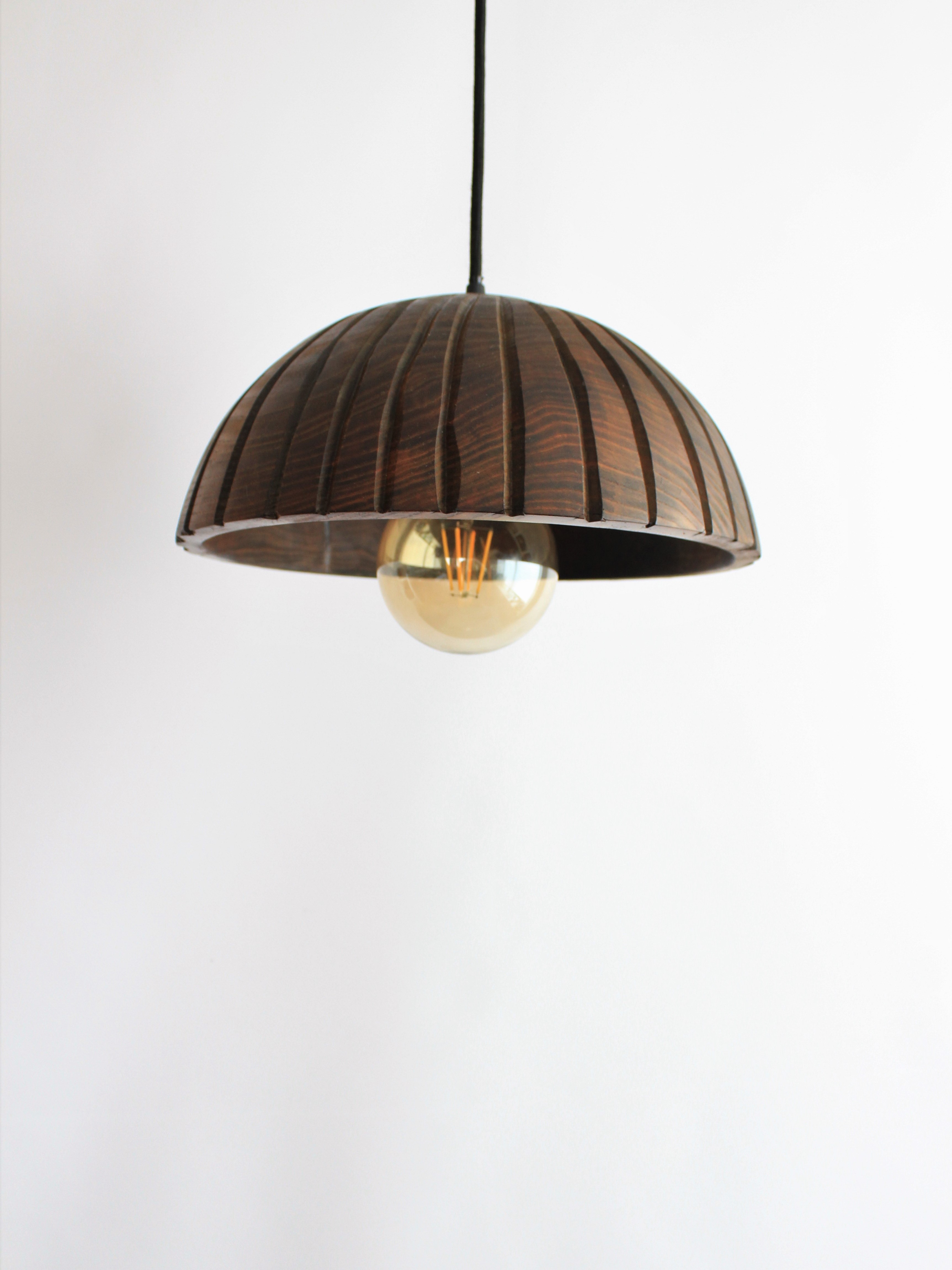 Люстра з ясена  оздоблена різьбленням