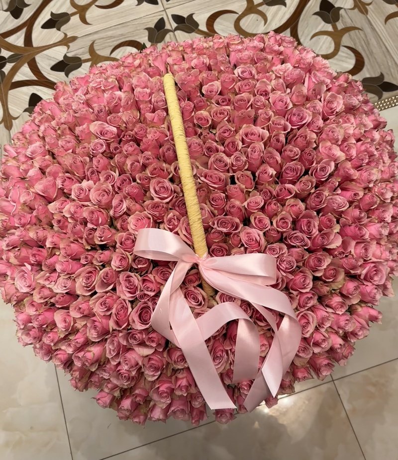 Корзина з 501 кенійською трояндою