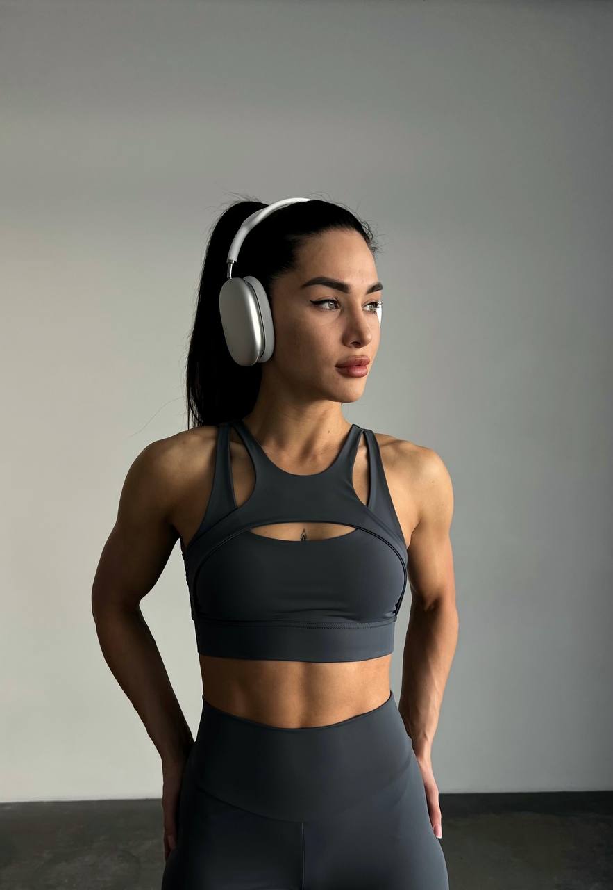 Топ спортивний в сірому кольорі