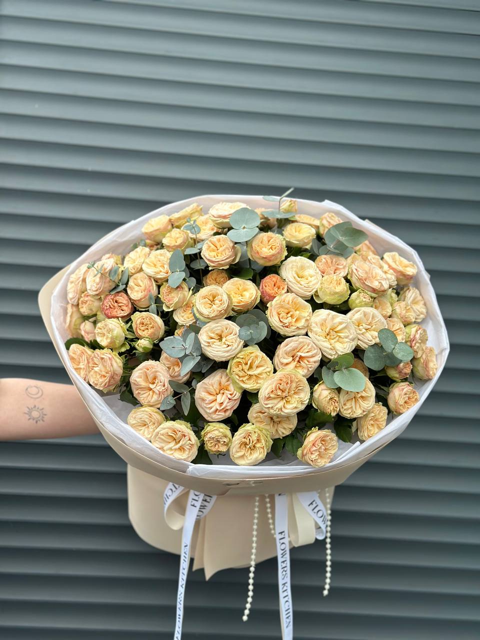 Кущова троянда у поєднанні з евкаліптом